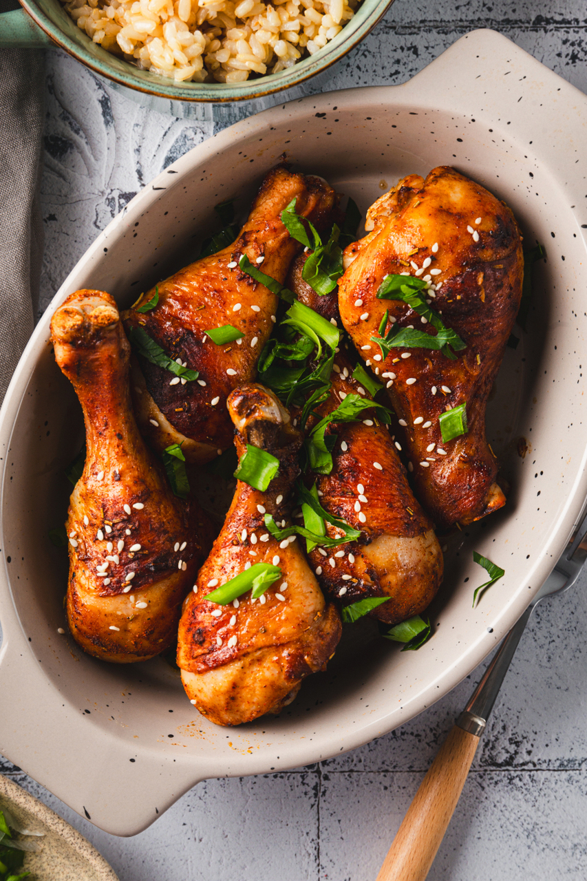 鸡腿处理:洗净划几刀,加入调料腌制15-20分钟.2.