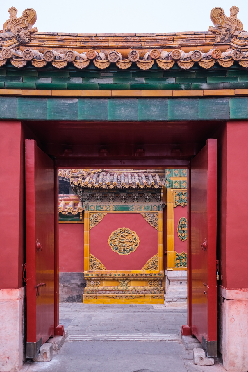 影壁,又称为照壁,影墙或照墙,是中国古代建筑中的一种独特元素