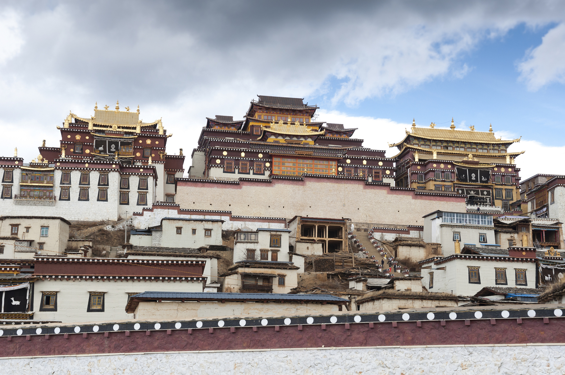 松赞林寺,被誉为"小布达拉宫",是云南省最大的藏传佛教寺院