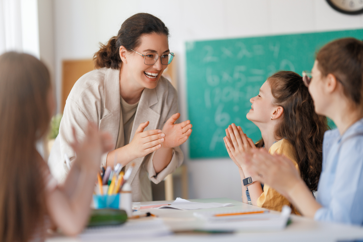 近日,广西河池天峨县高级中学李某祥老师凌晨约见女学生并强行亲吻的