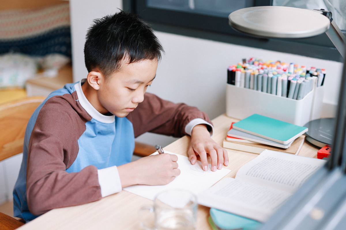 孩子假装努力的样子,最终熬不过时间!成绩不会陪孩子演戏.