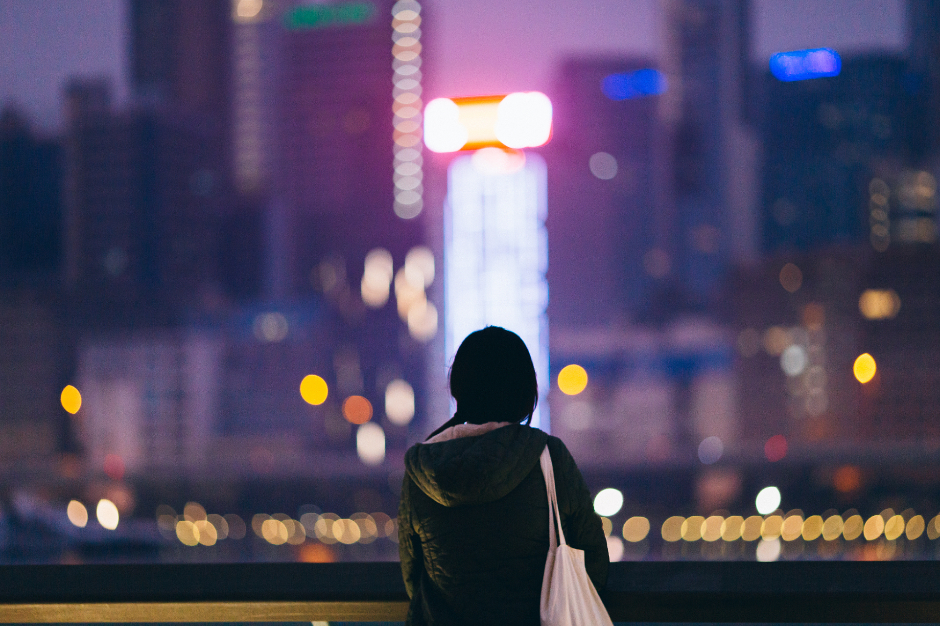 她一个人在陌生的城市里走着,身上背着沉重的行李,走到了一家咖啡馆