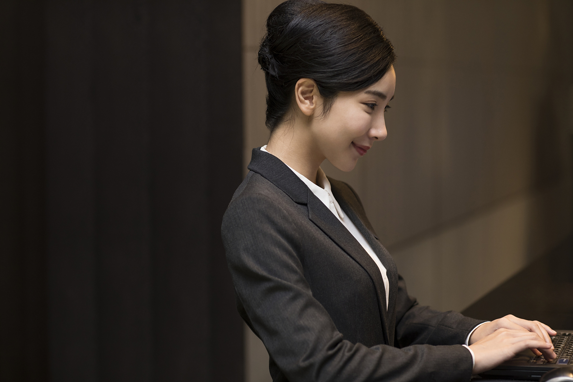 五星级酒店前台虽然基本工资低,但可通过多种方式获得高额提成和奖金