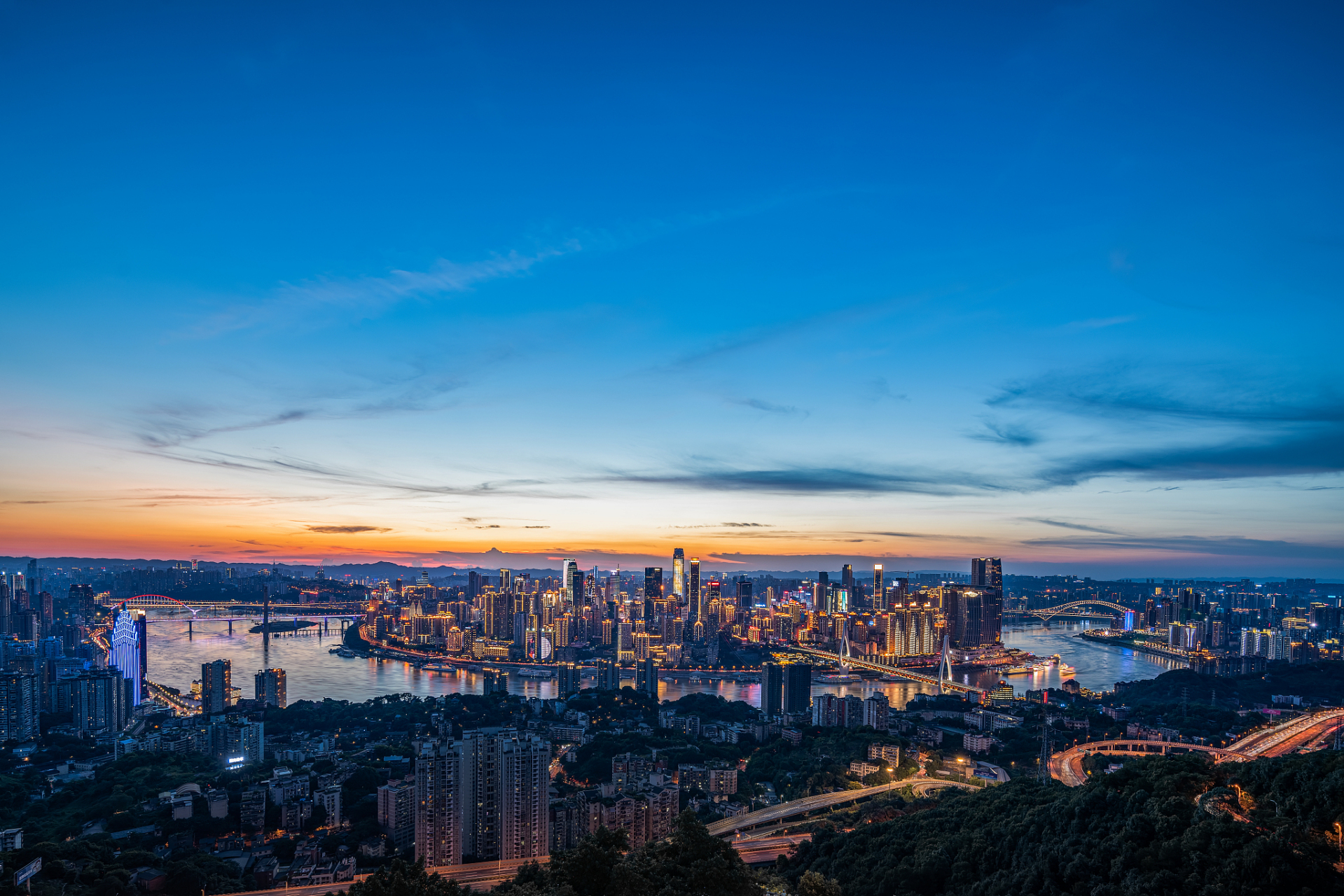 南山风景区位于重庆市南岸区,拥有多种自然景观和文化遗产,是重庆市内