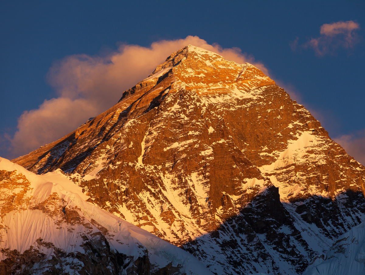 尼泊尔值得一去的美景 珠穆朗玛峰是尼泊尔的一个著名景点,每年吸引成