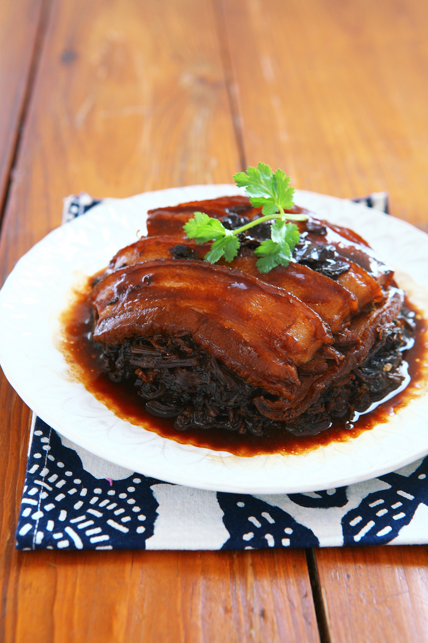 梅菜扣肉是一道美味佳肴,肉质鲜嫩,口感丰富,搭配上香喷喷的梅干菜,更