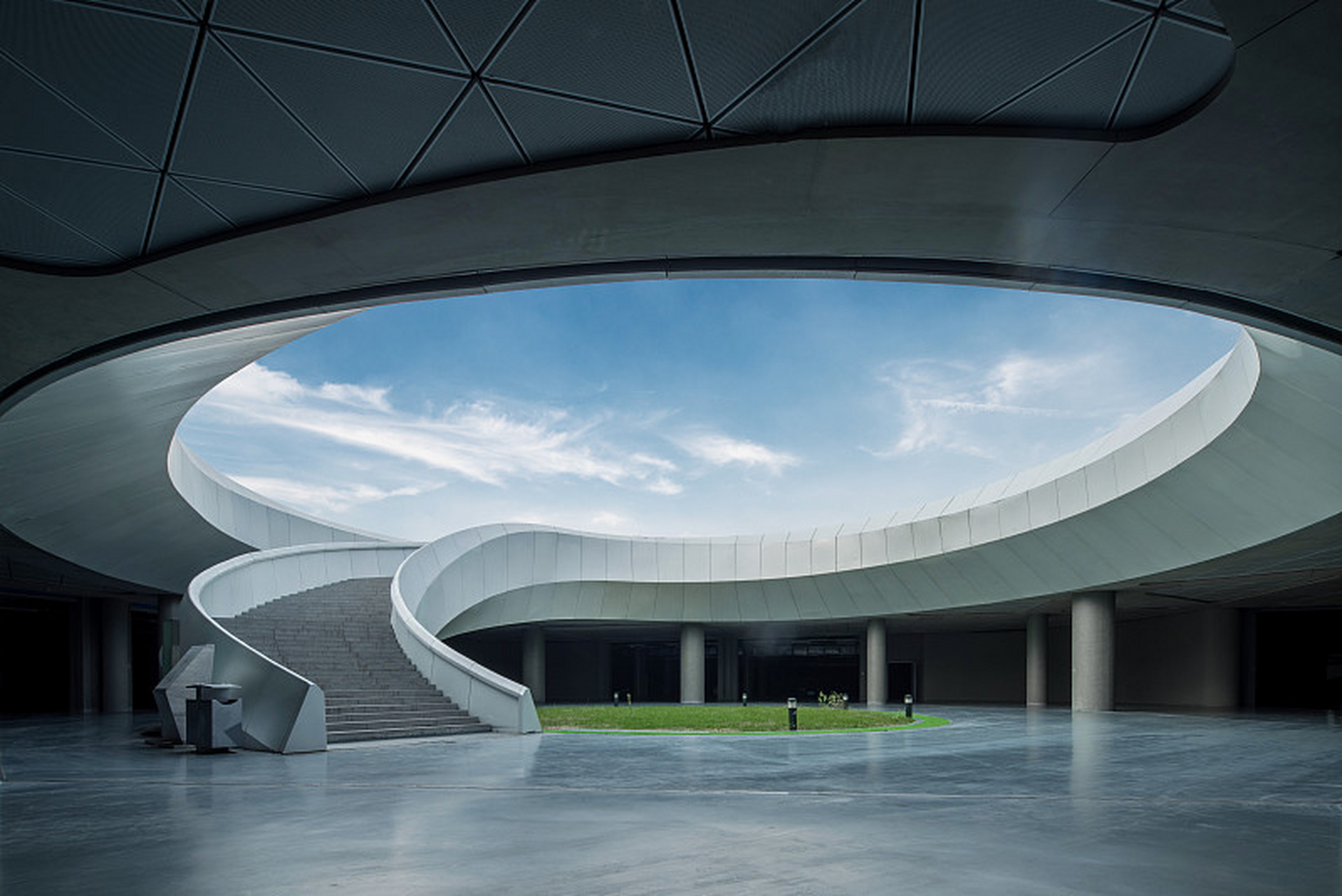 杭州余杭区的良渚文化艺术中心,不仅是一座美丽的建筑,更是一个多功能