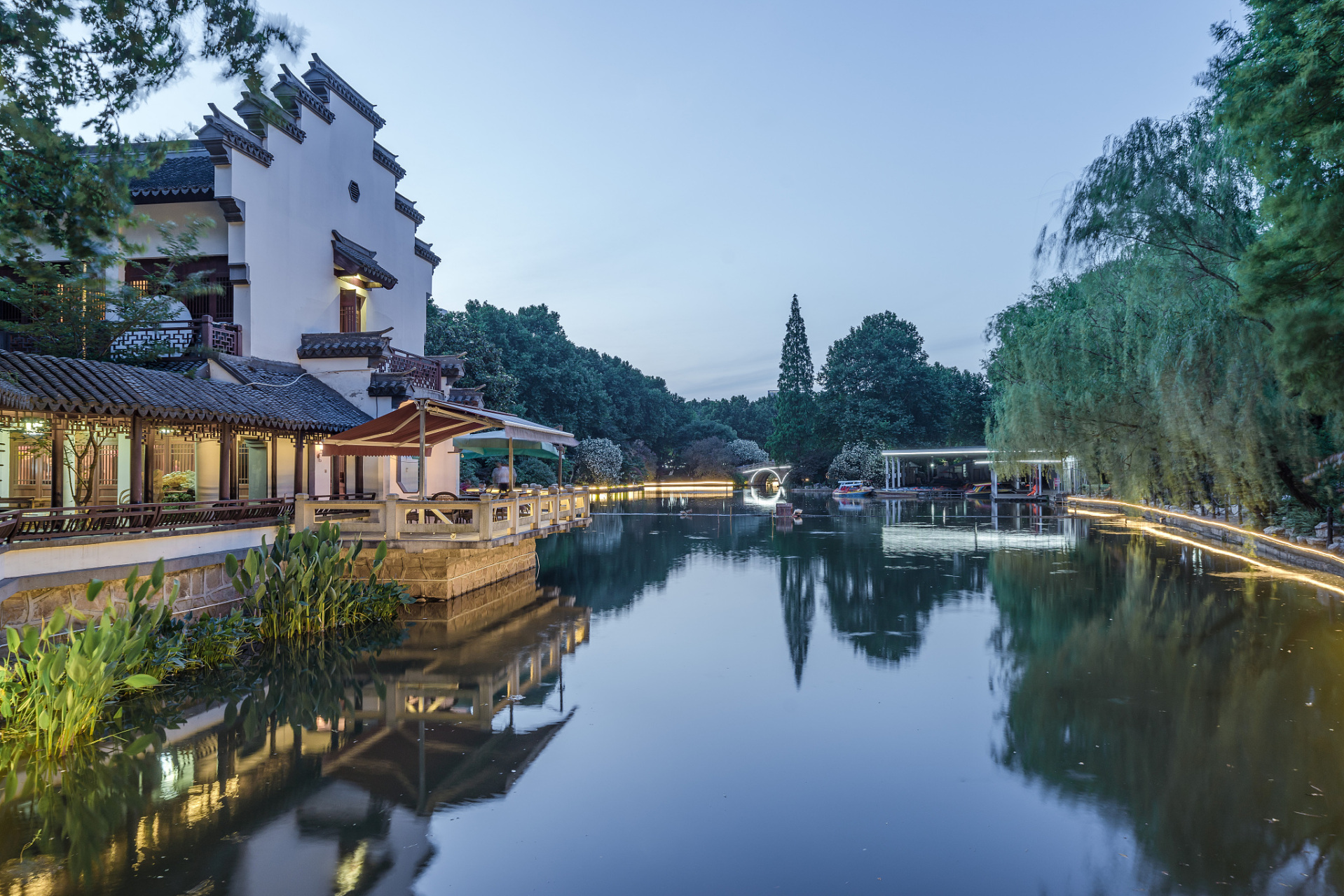 这个度假区位于海宁盐官镇,不仅有古色古香的盐官古镇,还有观潮胜地