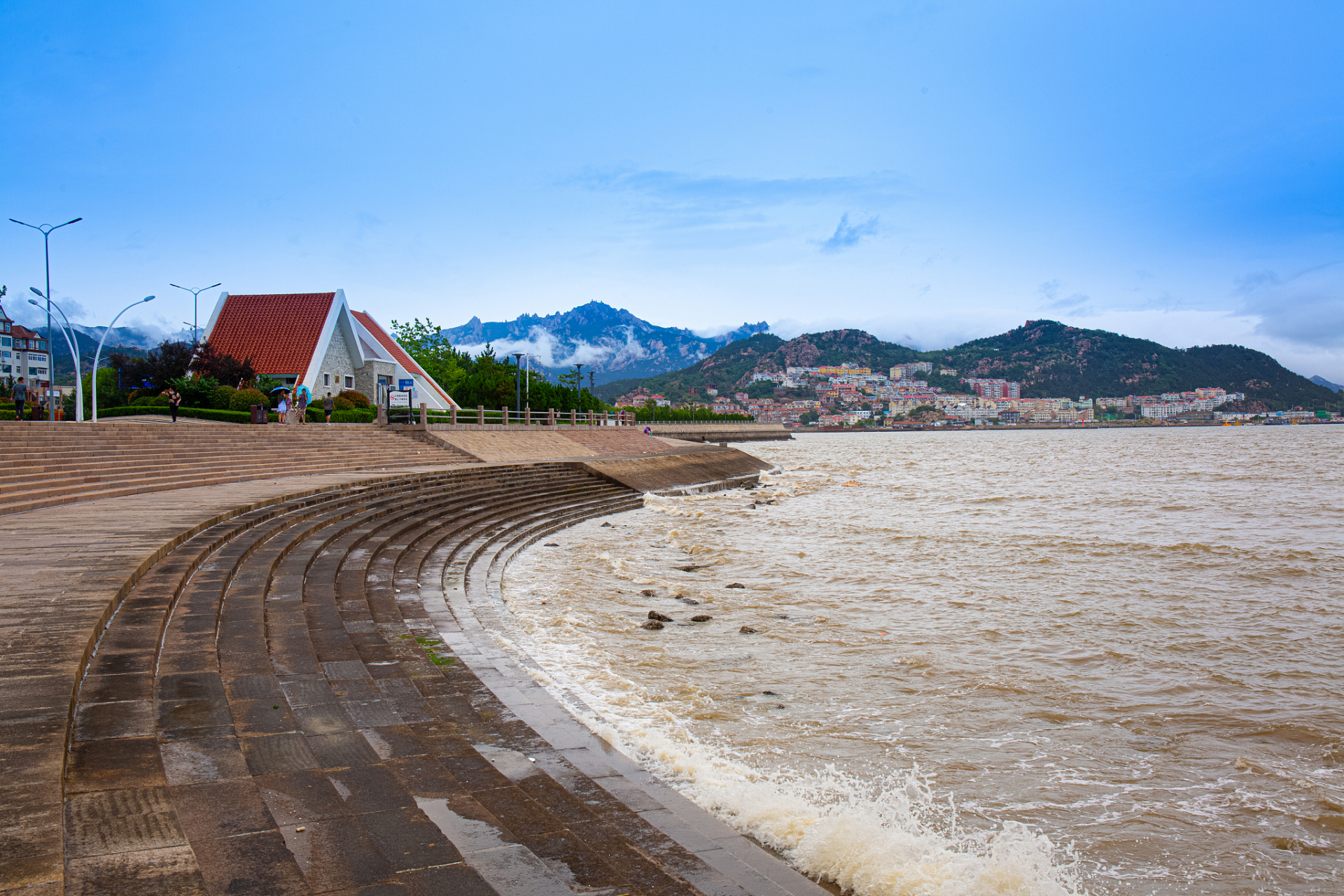 青岛网红打卡地# 青岛崂山沙子口休闲广场:漫步海边,享受悠闲时光