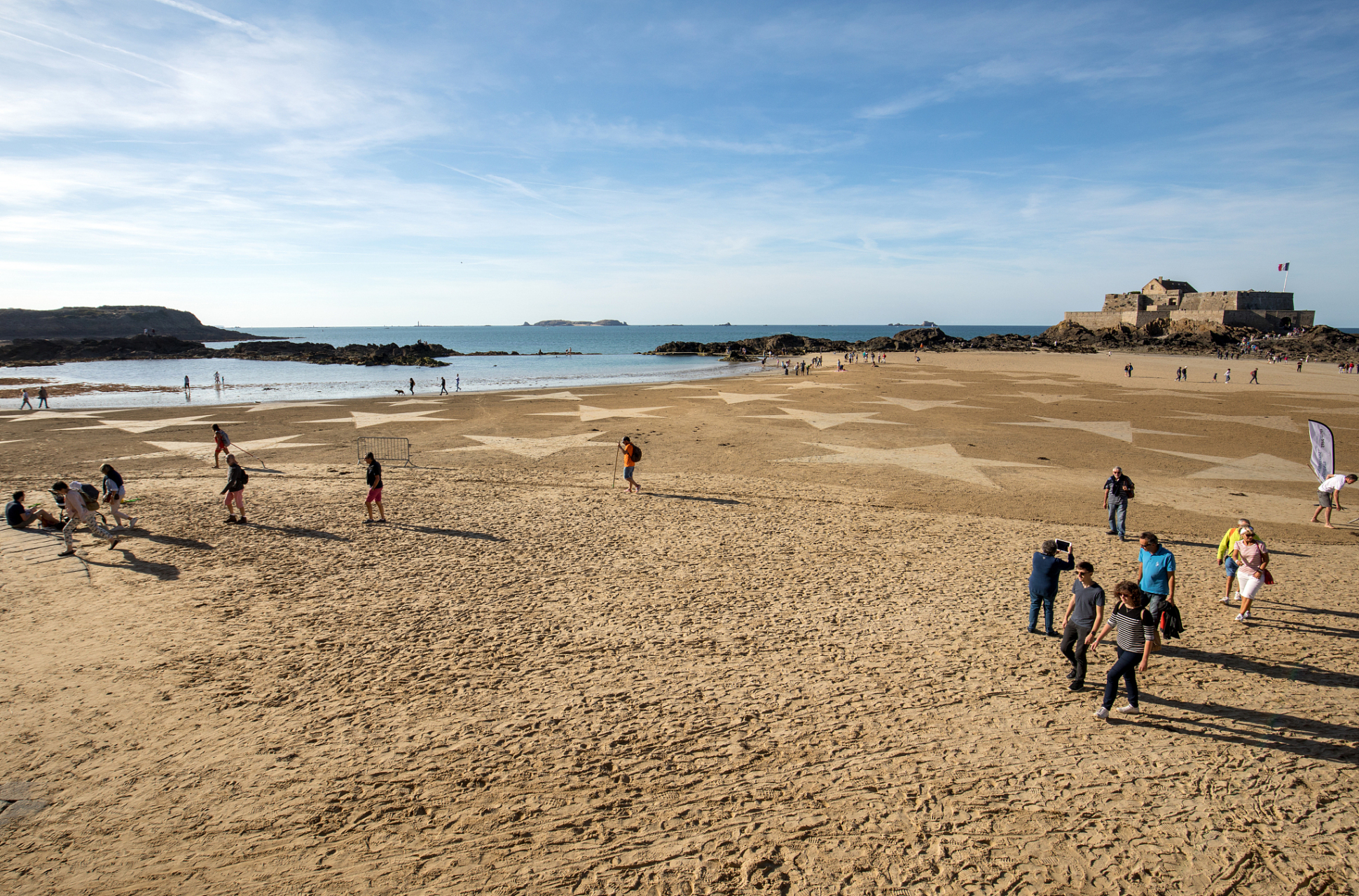 这片沙滩狭窄而美丽,夹在山岙之间,两边的山头向东伸展,形成了一个