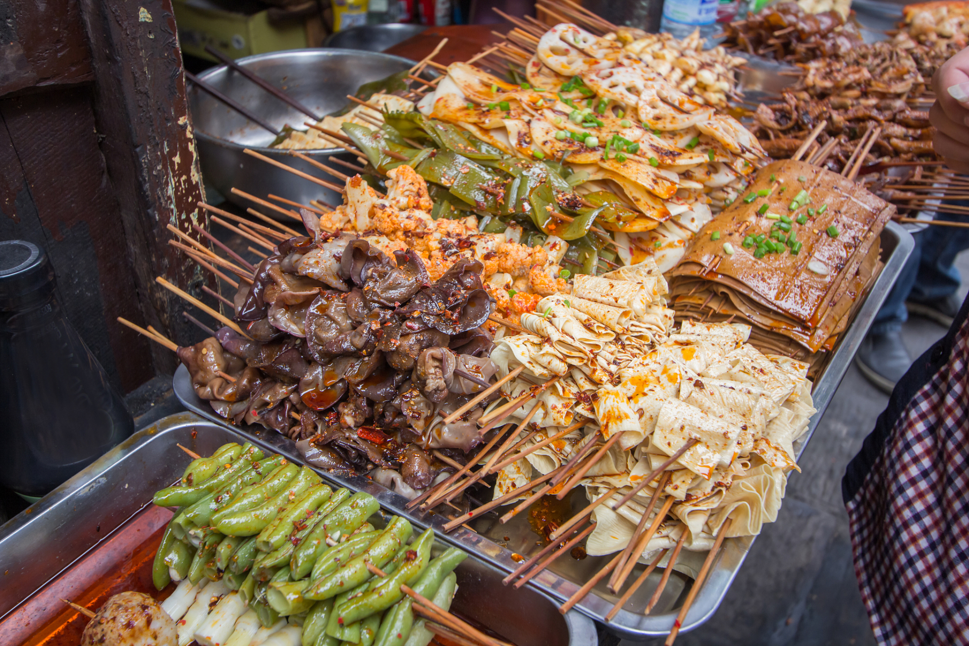 重庆夜晚街边烟火气十足的烧烤摊,是一道独特的风景线.