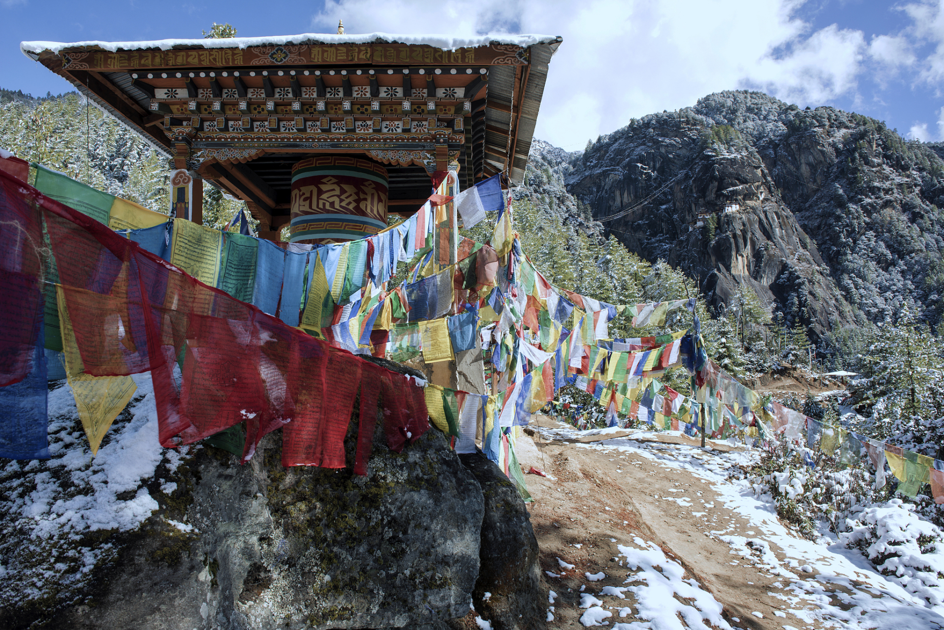 位于阿里地区的噶尔县境内,直达布日寺由宁玛派高僧多扎-·曲尼桑布始