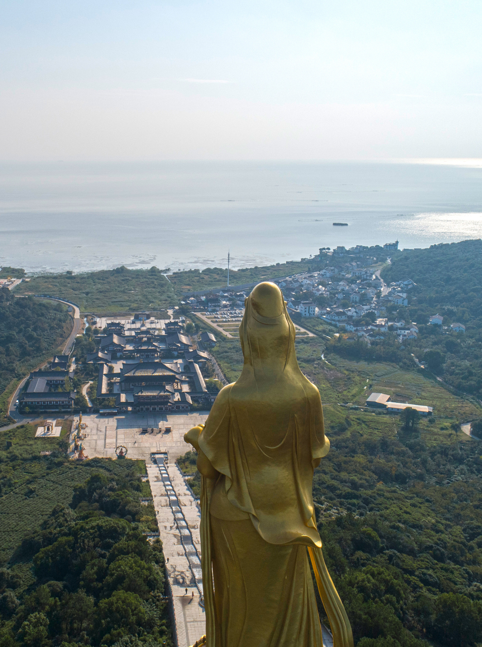普陀山位于中国浙江省舟山市,是著名的佛教圣地之一,以南海观音菩萨的