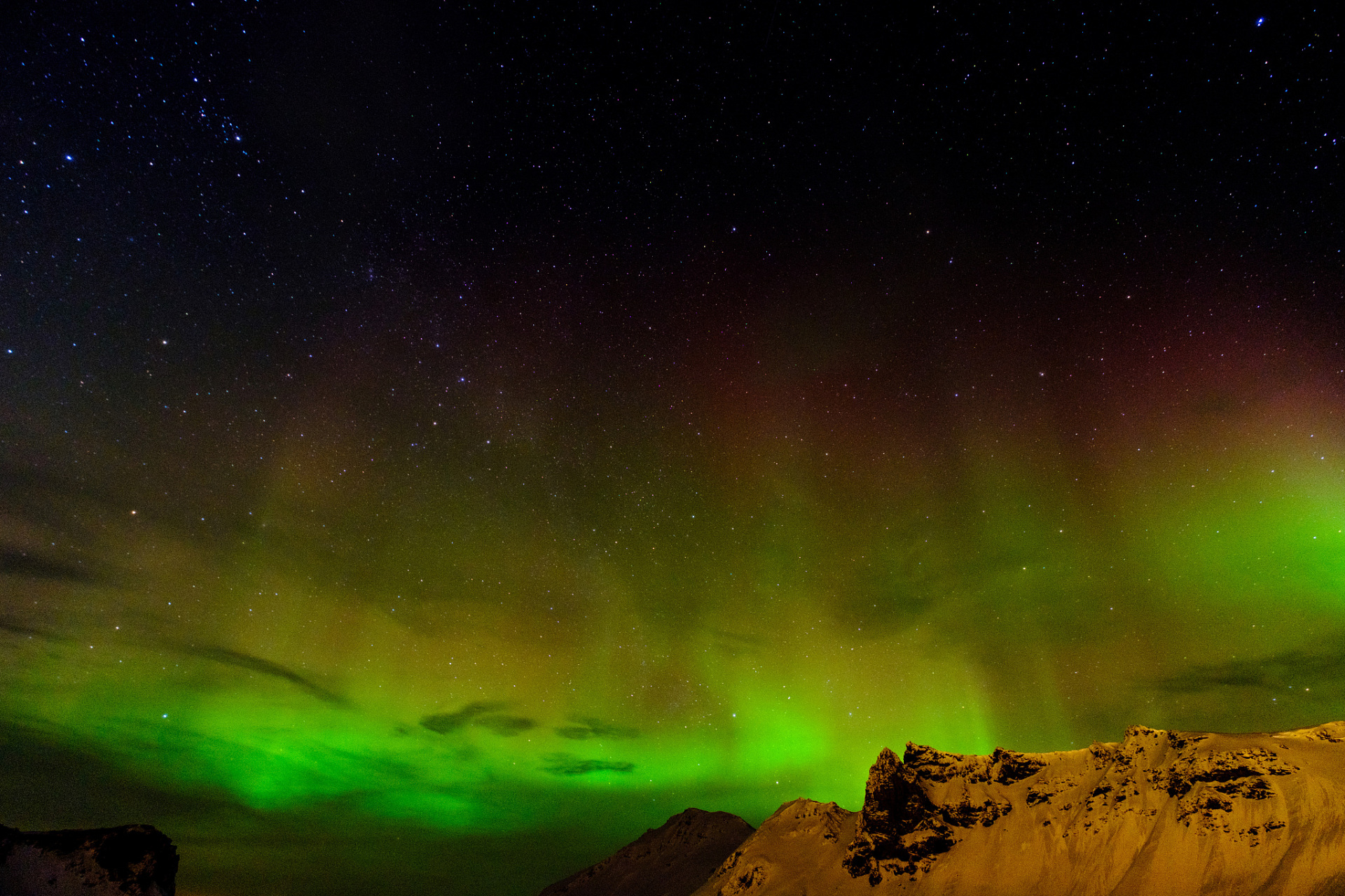 极光如舞者在夜空翩翩起舞,为大地献上视觉盛宴.