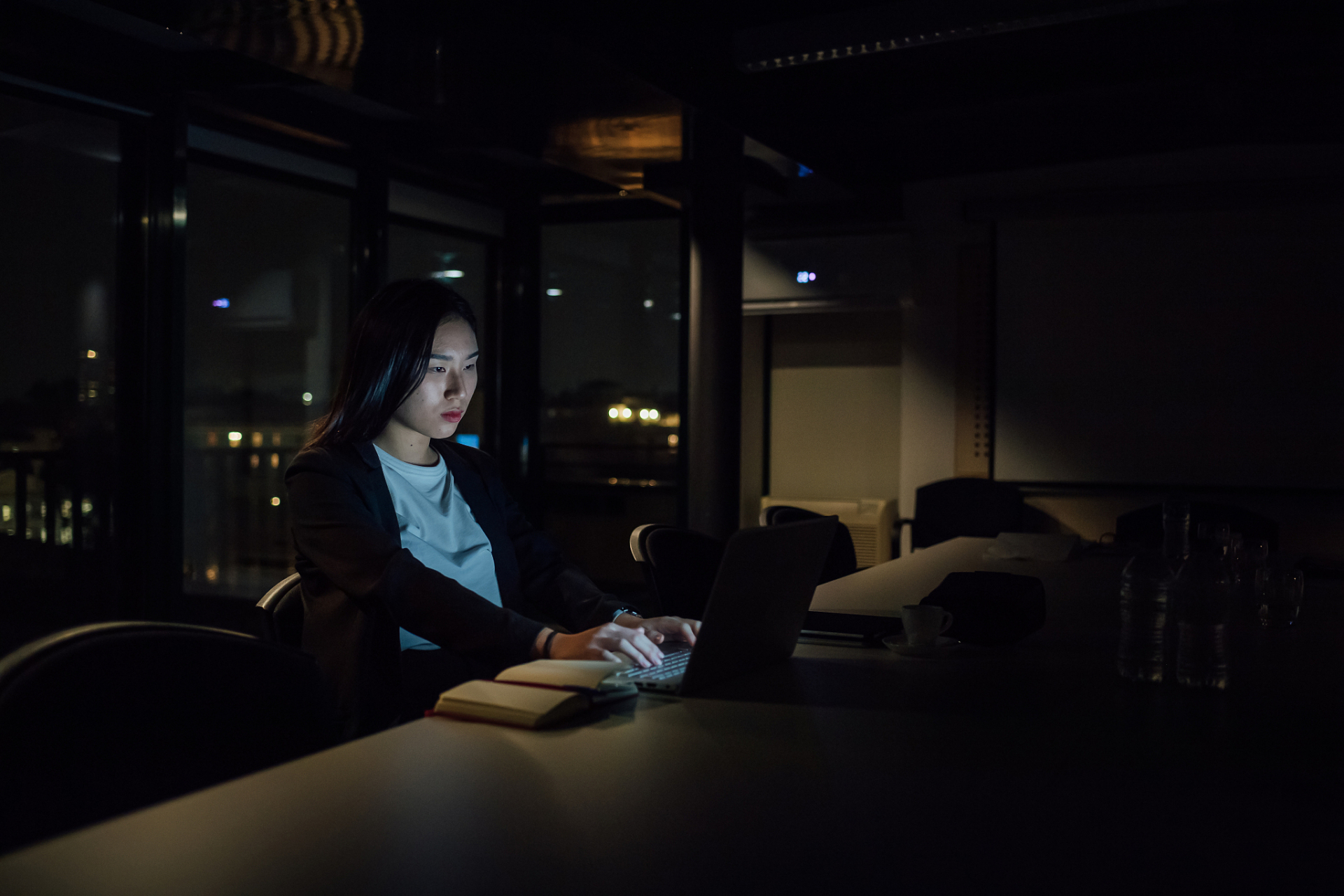 因为上夜班,晚上只有我与丰满的女同事在办公室.