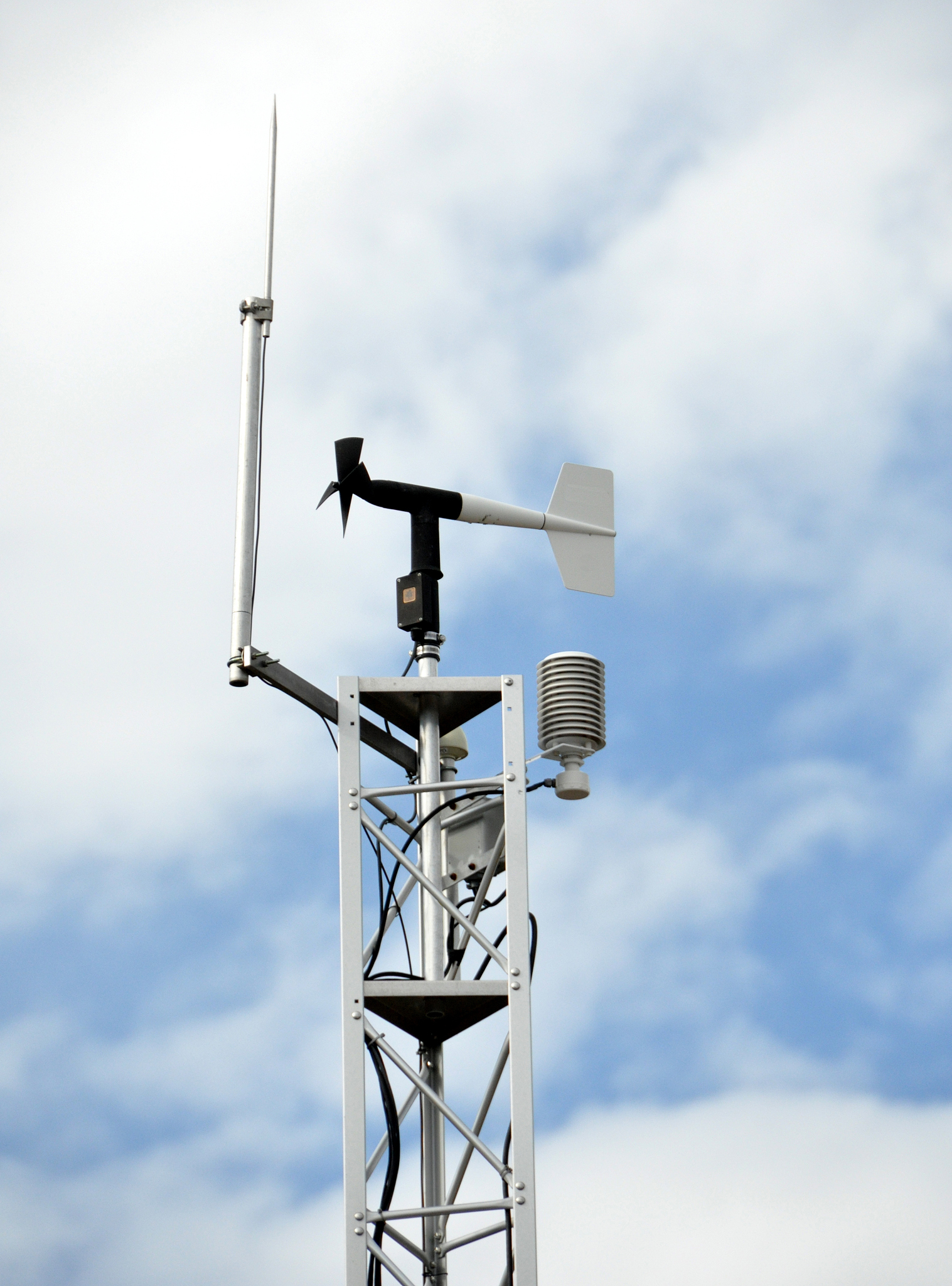 甘南高原引入智能气象监测站 金叶仪器温湿度雨量一体机破解农牧