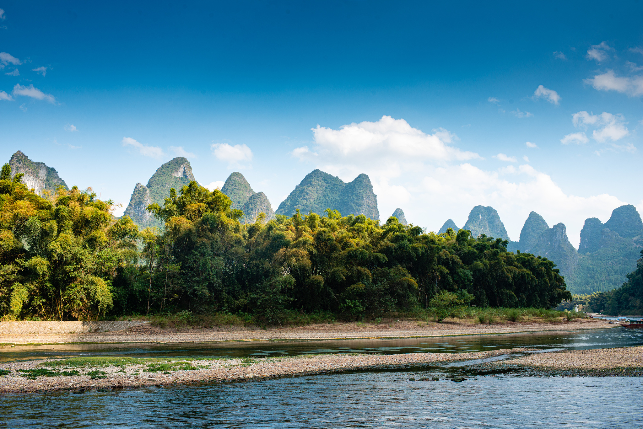 桂林的漓江风景区,夏日游玩的江水风光?
