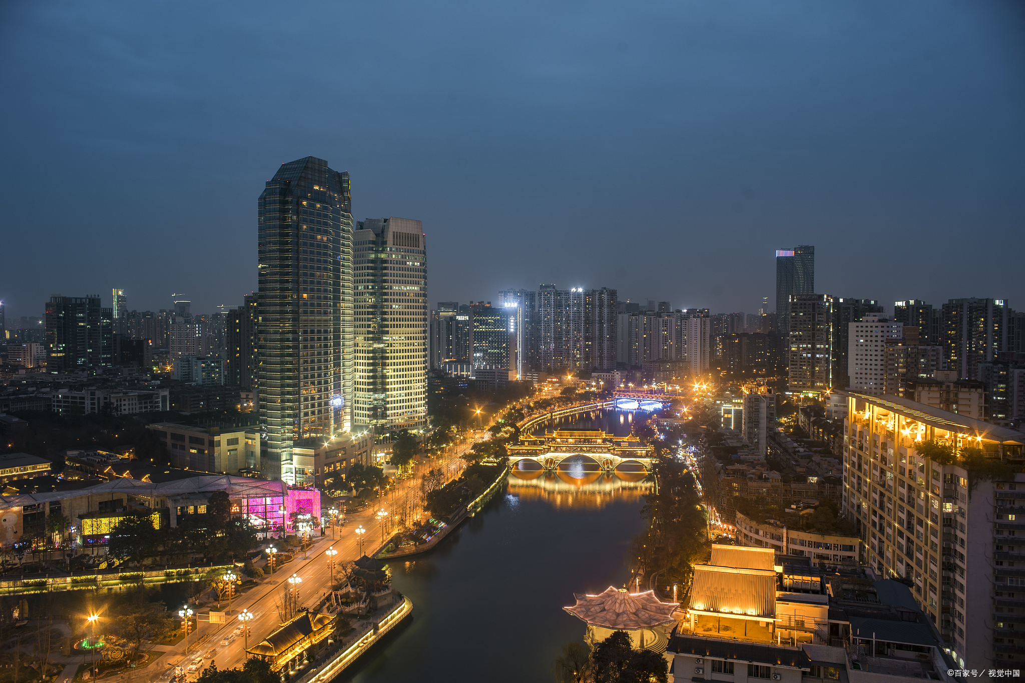 在我的旅行清单上,武侯祠和锦里古街是必须要探访的地方.它们仿佛是两