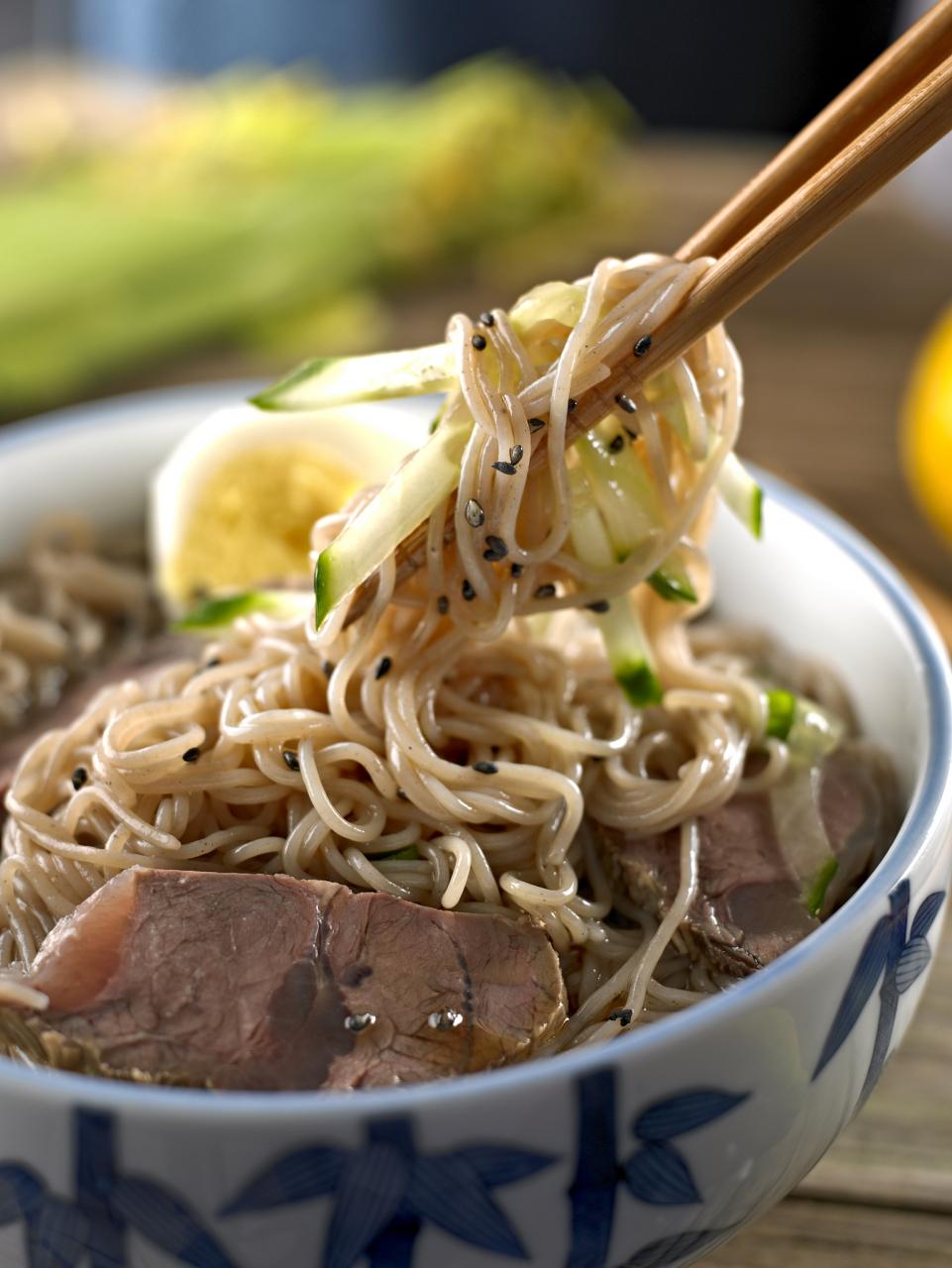 爆面,白汤面,锅盖面,盖浇面都属热食汤面,炒面,凉拌面都属干拌面.