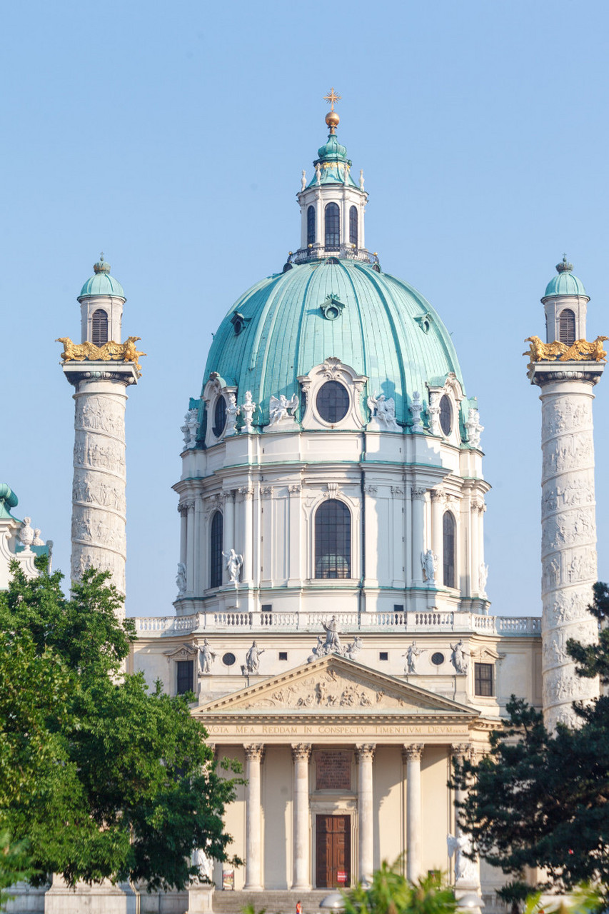 漫步在华丽的建筑,街道和金碧辉煌的音乐厅间.