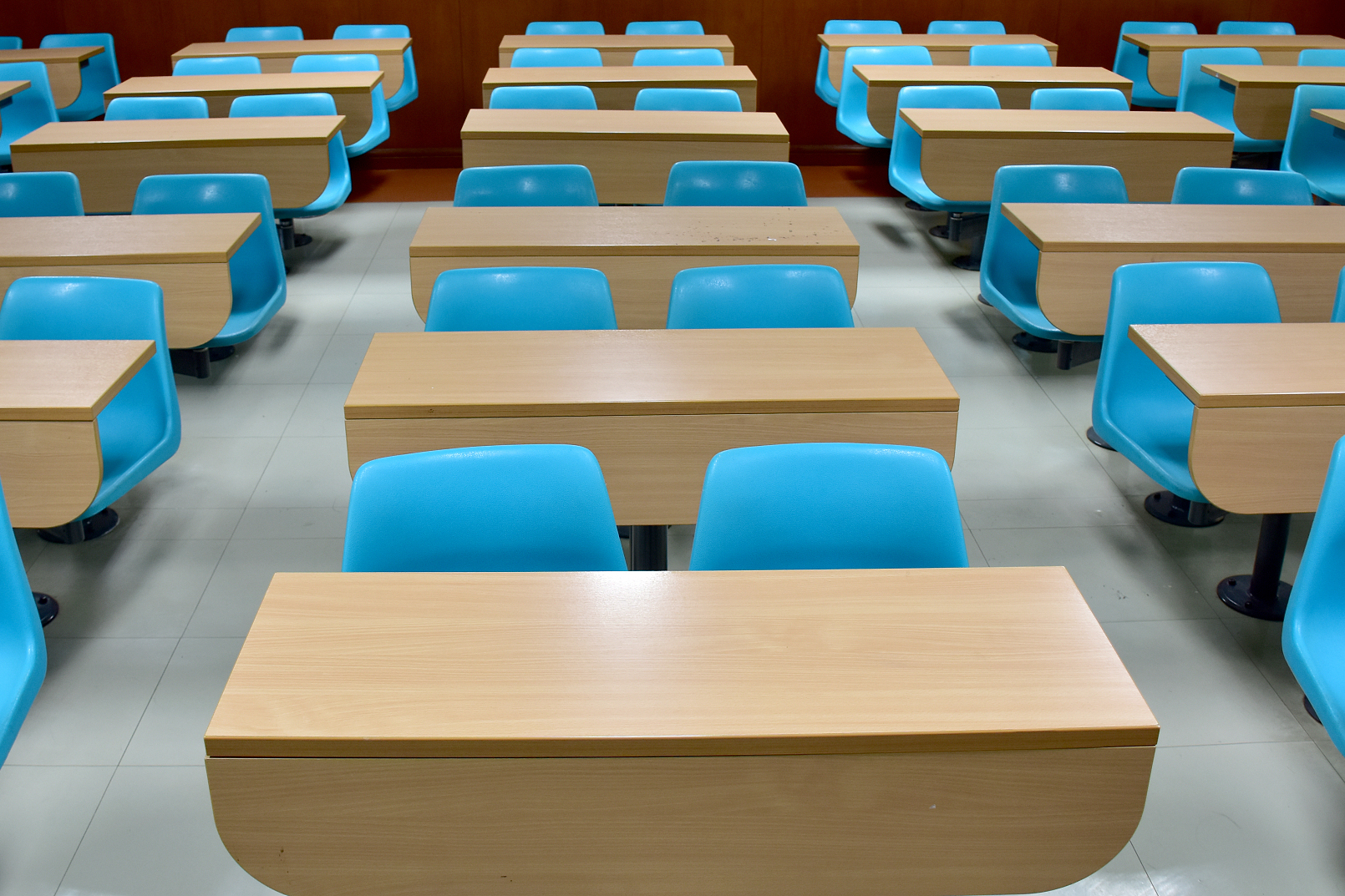 使用科技辅助工具,与家长沟通,考虑学生身体状况,灵活调整位置