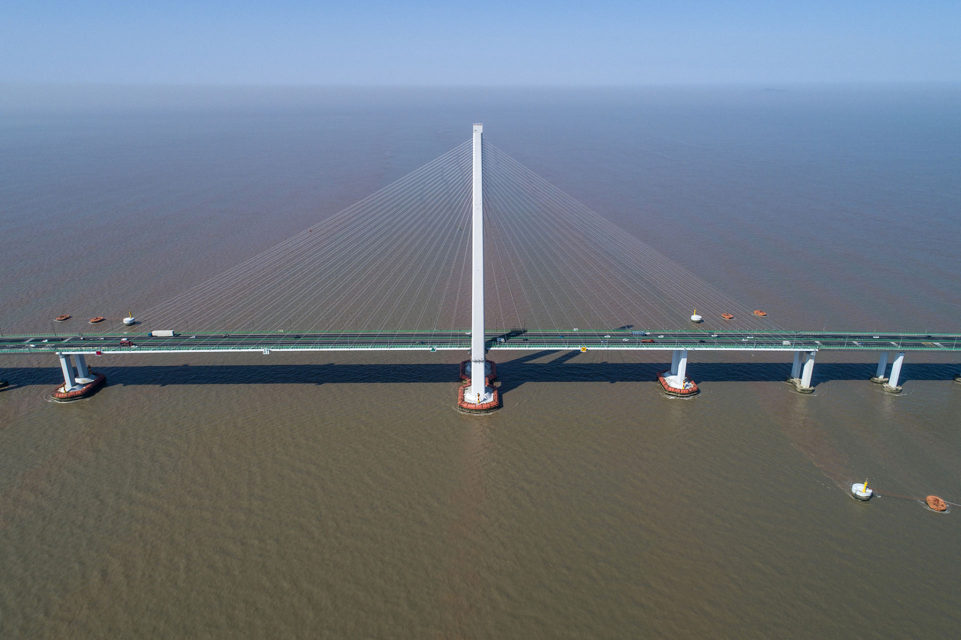 杭州湾跨海大桥的建成,极大地促进了长三角地区的经济文化交流.