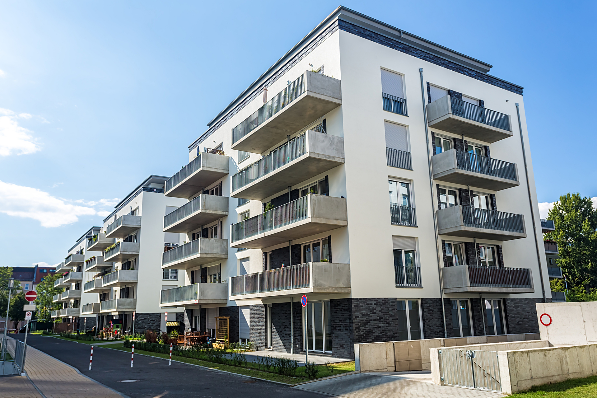 低层房屋一般建筑结构简单,施工期短,建造成本低廉,给人以亲切安宁,有