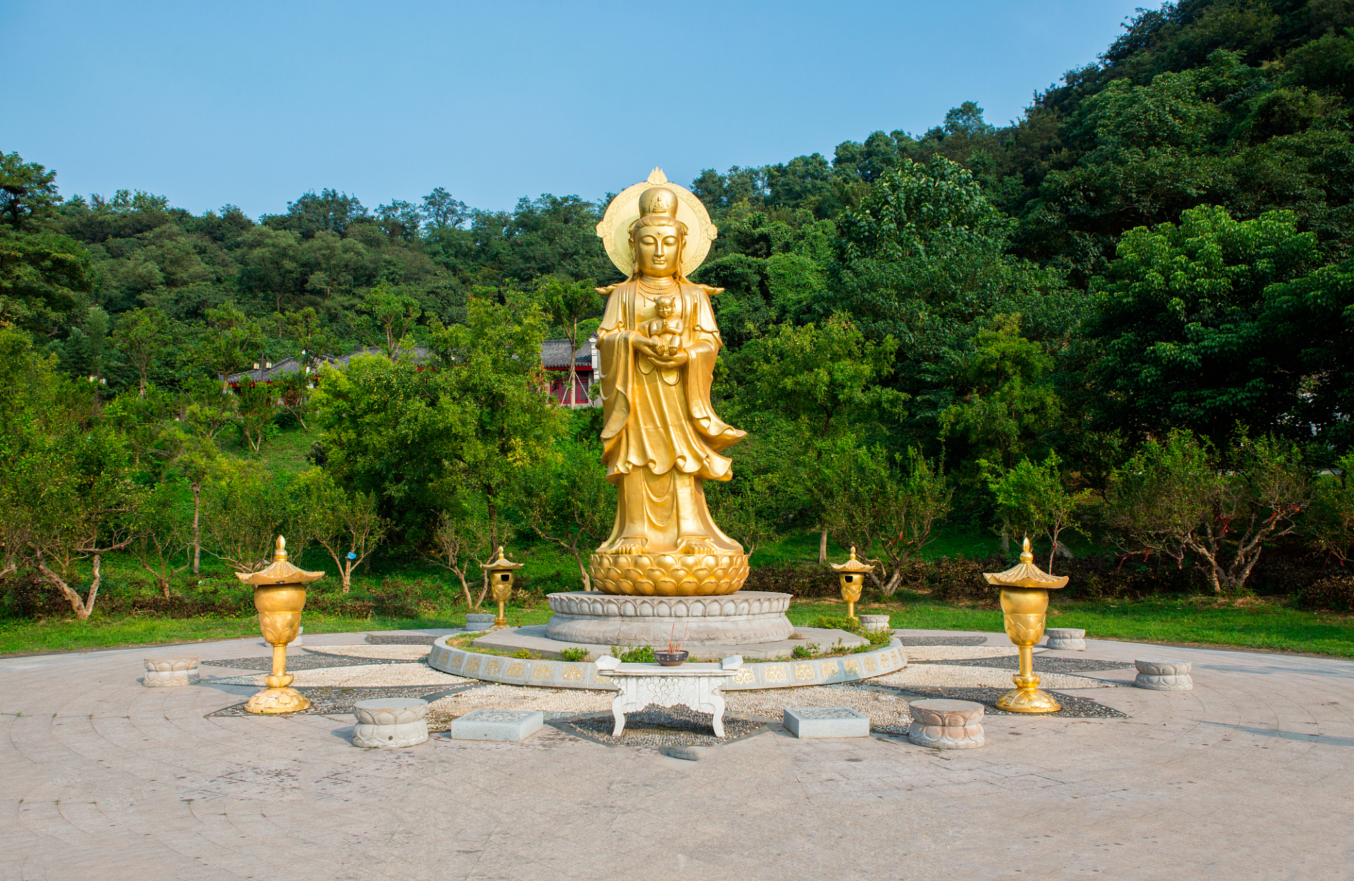 位于浙江省嵊泗本岛东部的大悲山,其山顶观景台是岛上登高揽胜的绝佳