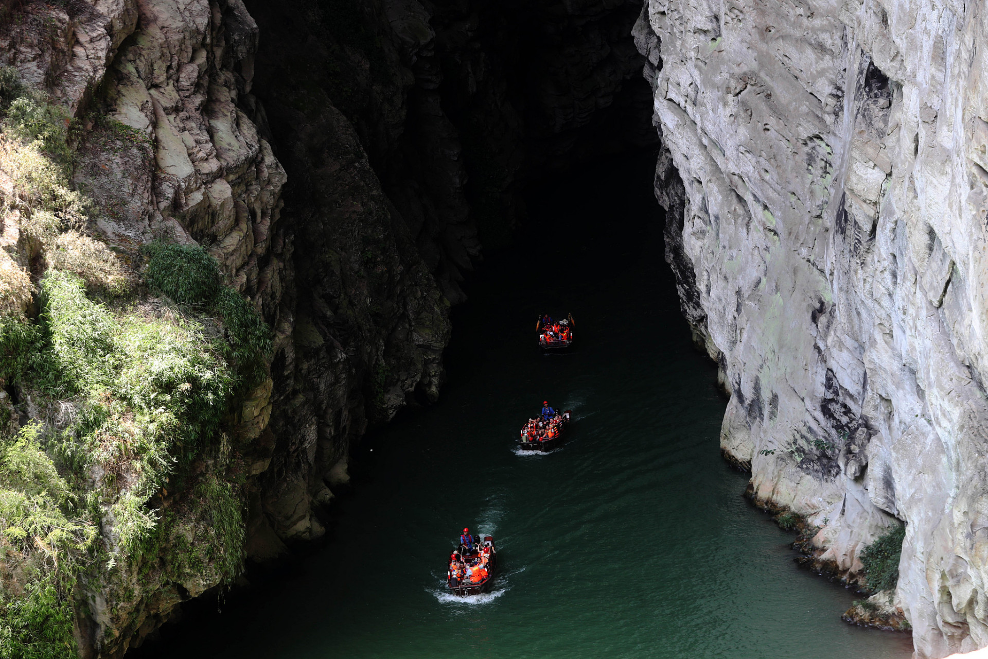 紫云格凸河穿洞风景名胜区,位于贵州省西南部,与贵阳市相隔161公里,与