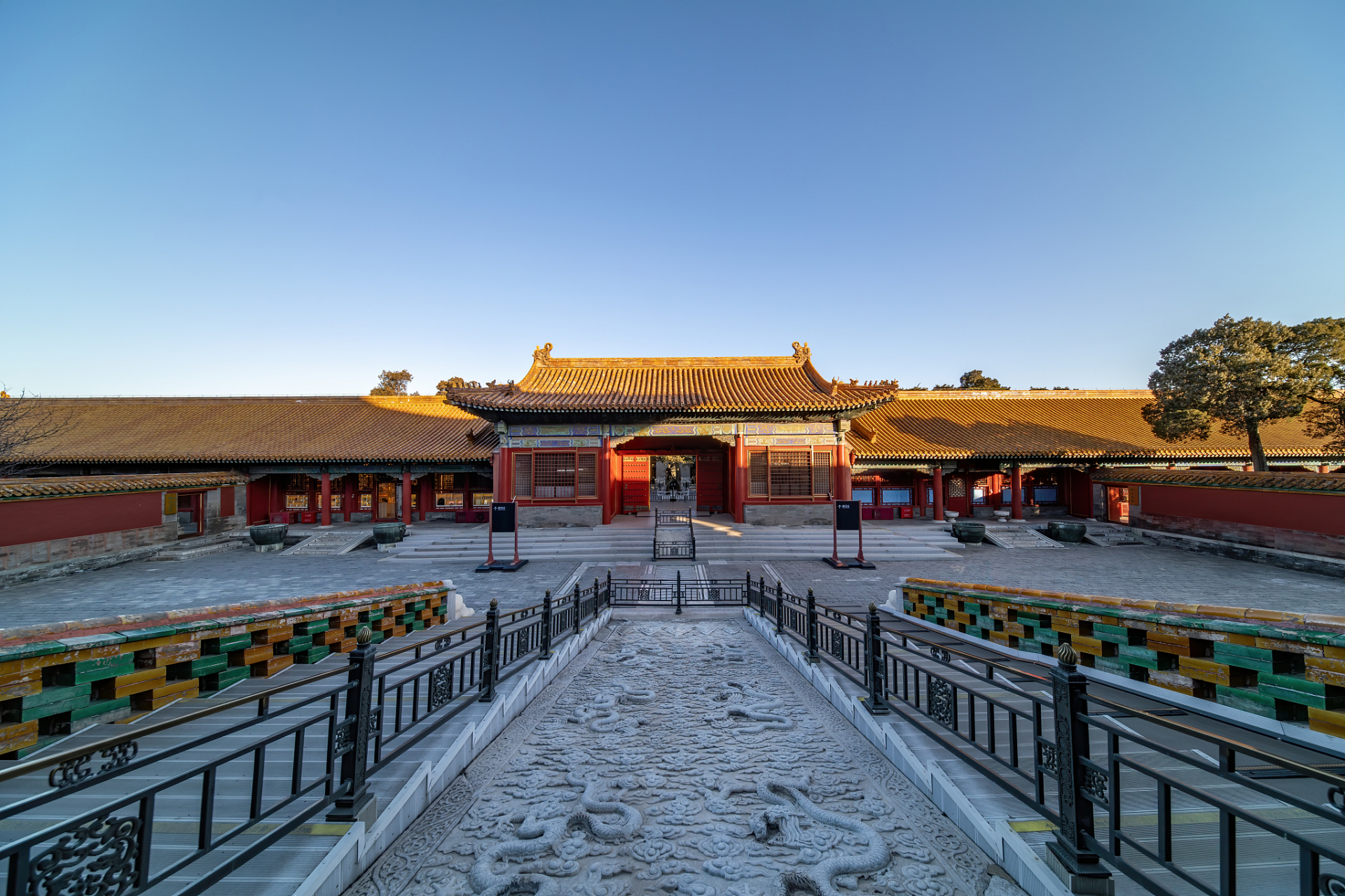 明清宫苑景区,位于横店影视城内,是横店最大的影视基地之一,建成于