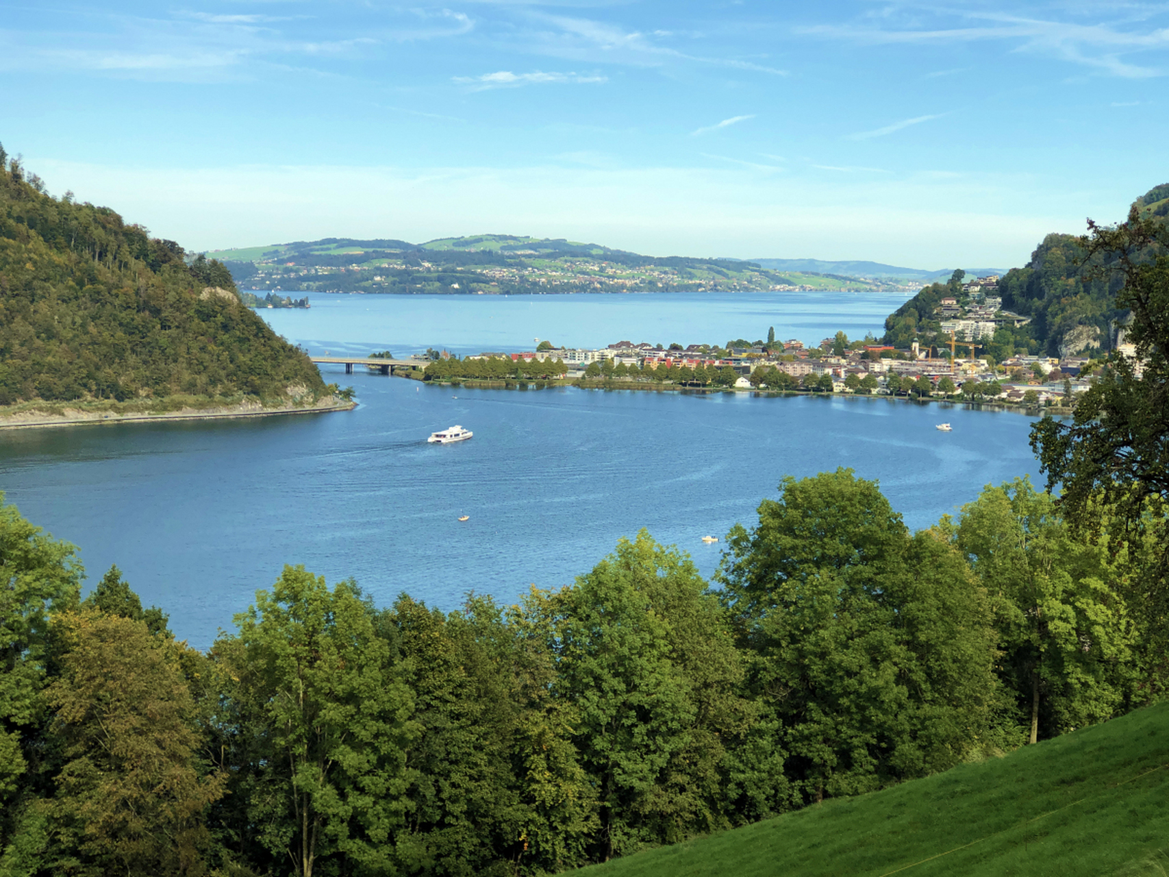 在非洲西部,生产可可的加纳共和国境内,有一个奇怪的天然湖泊