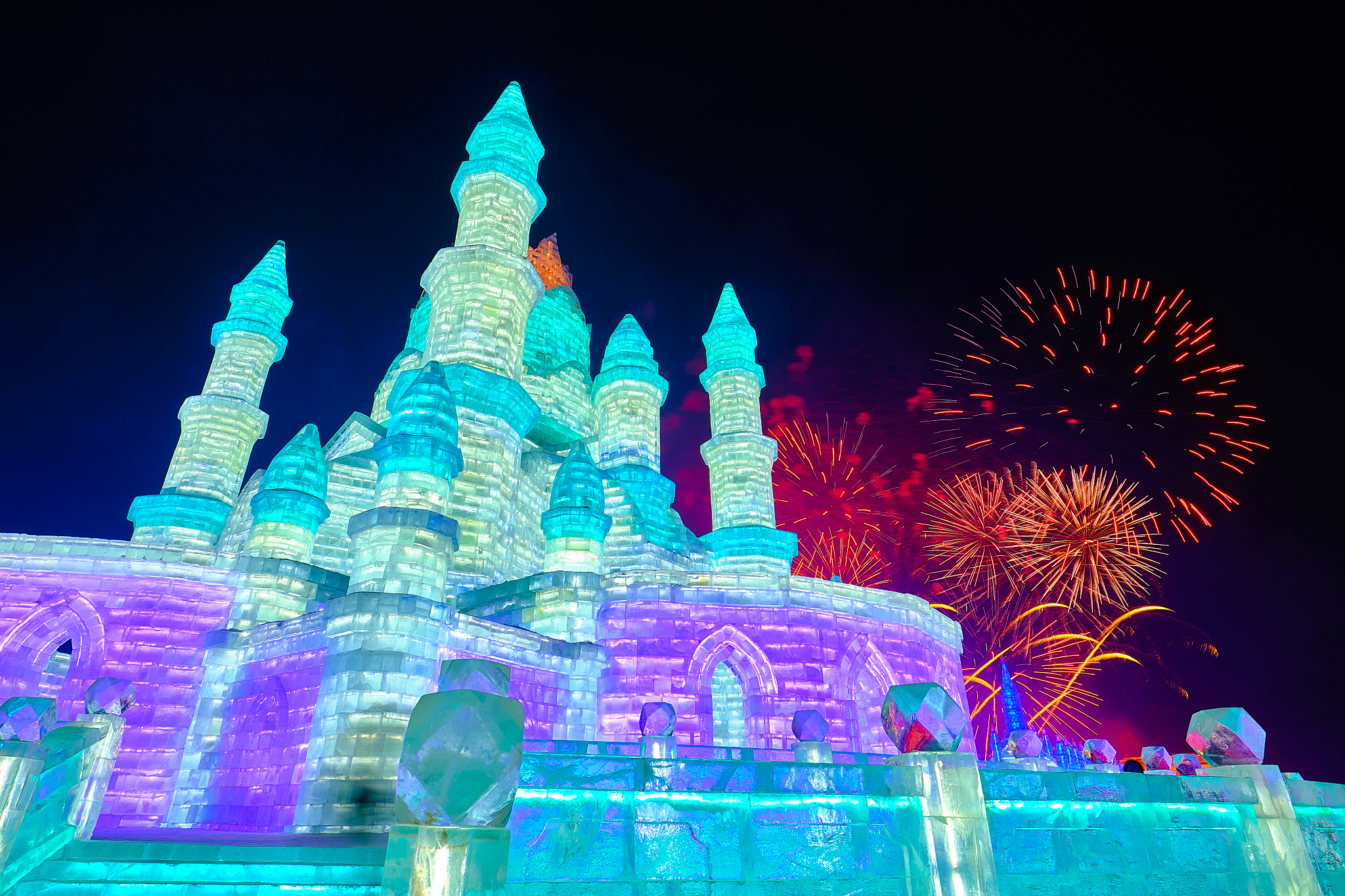 哈尔滨冰雪大世界,这个以冰雪为主题的旅游胜地,每年吸引着成千上万的