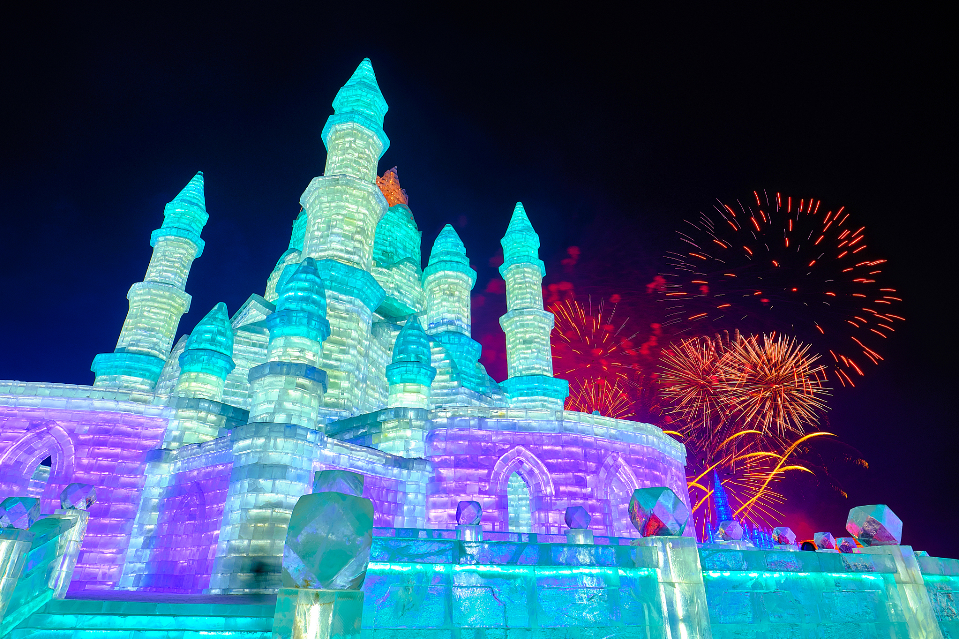 **冰雪大世界**:这是哈尔滨最著名的冬季旅游景点之一.