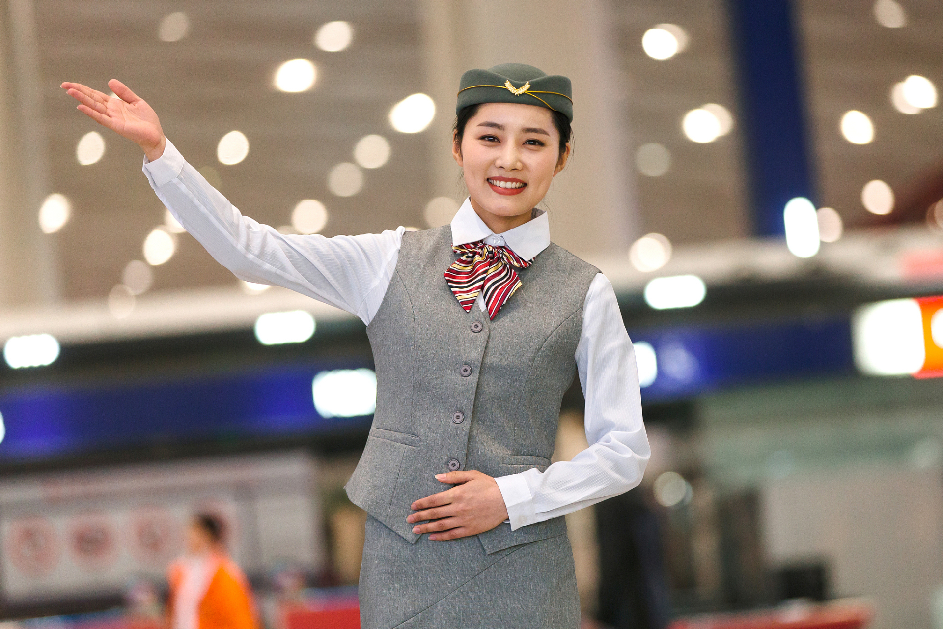 空姐的收入构成如下: 1,基本收入:通常约为 3500 元.