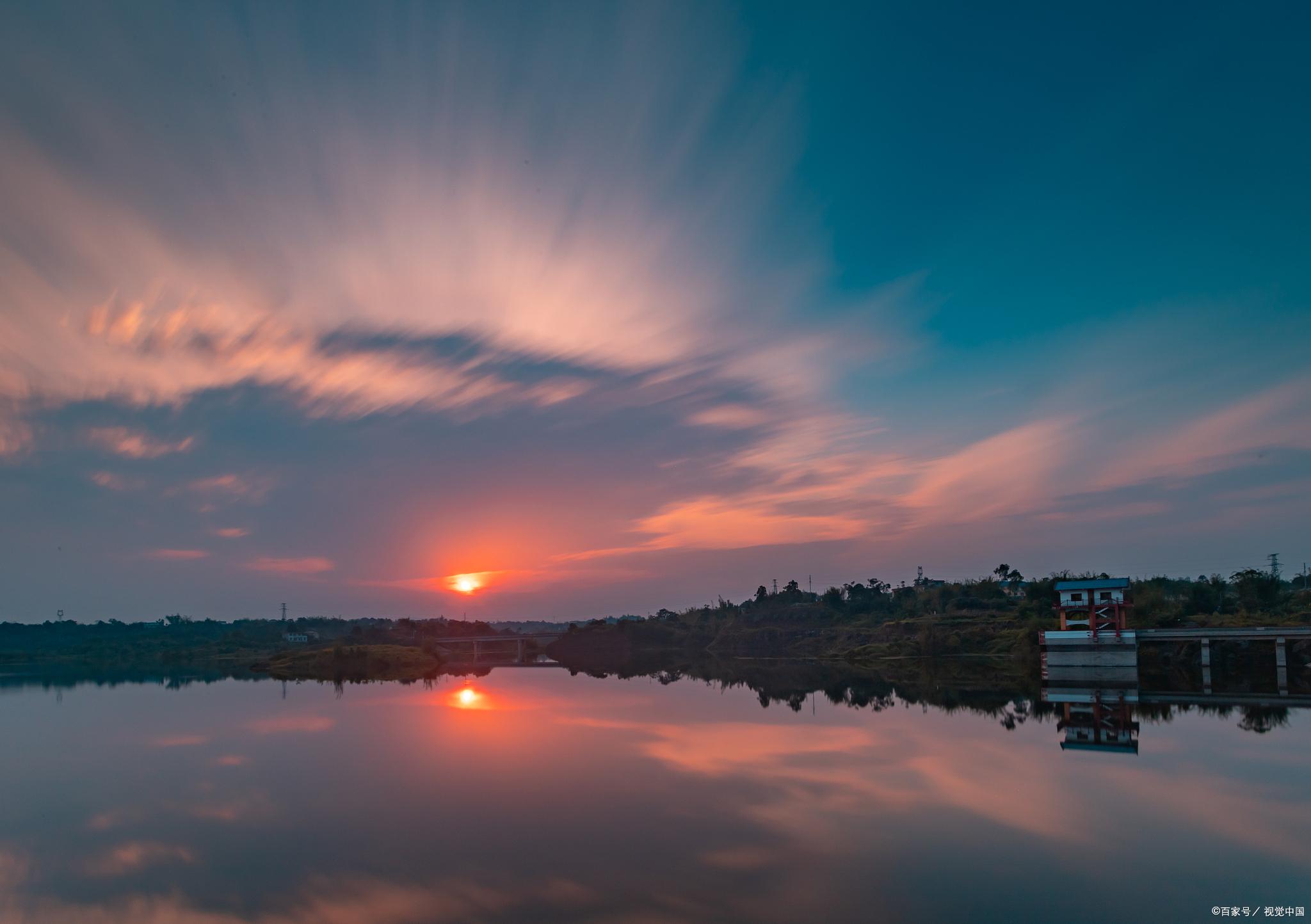 在我的想象中,宜城莺河的晚霞是那样的迷人.当夕阳