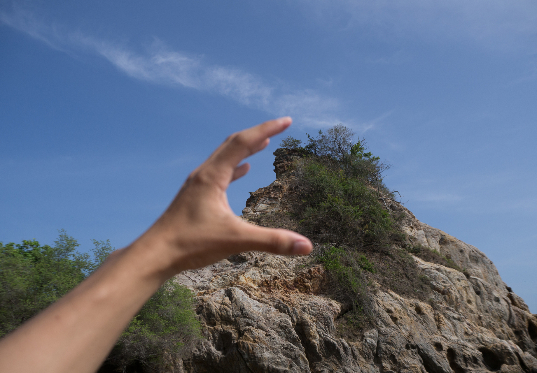 游客可以站在手掌上被悬挂在空中,享受悬浮在空中的感觉