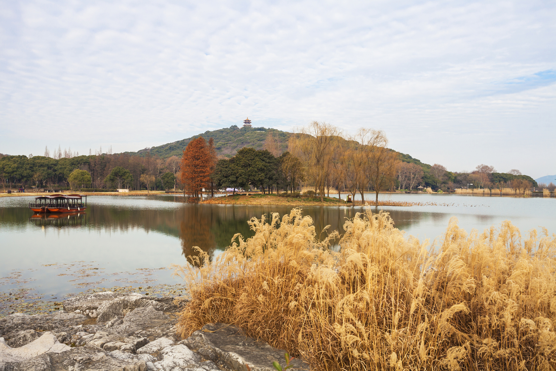 鼋头渚位于江苏省无锡市太湖之滨,是太湖风景名胜区的主要景点之一