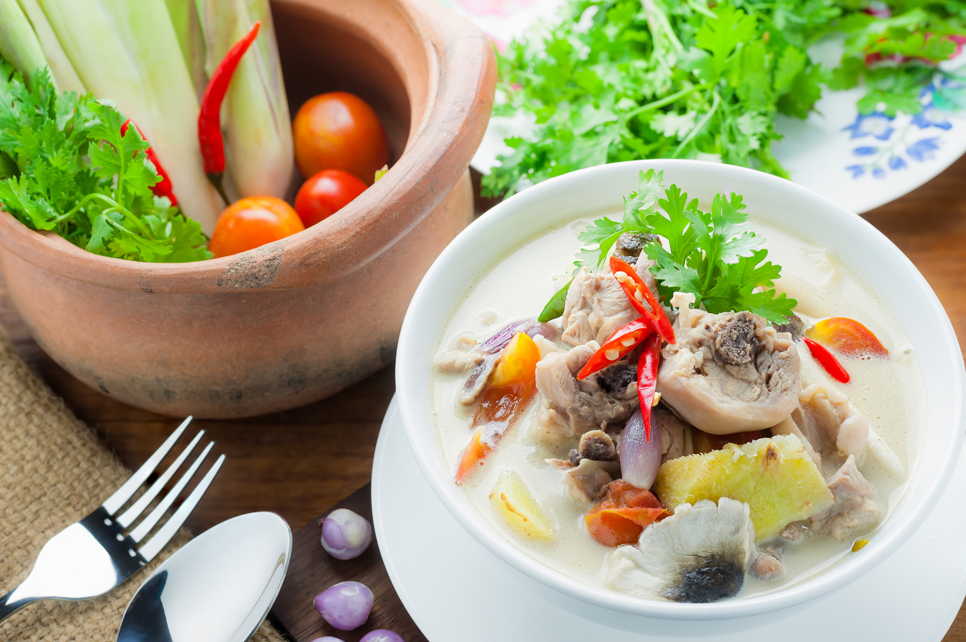 以下是如何煲给孩子喝的更营养的牛骨汤的步骤:  11566准备原材料