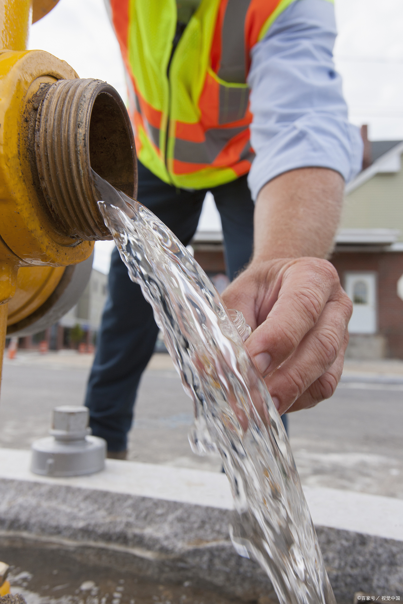 雨水把地面污染物冲进水源地,哪怕水厂处理过,管
