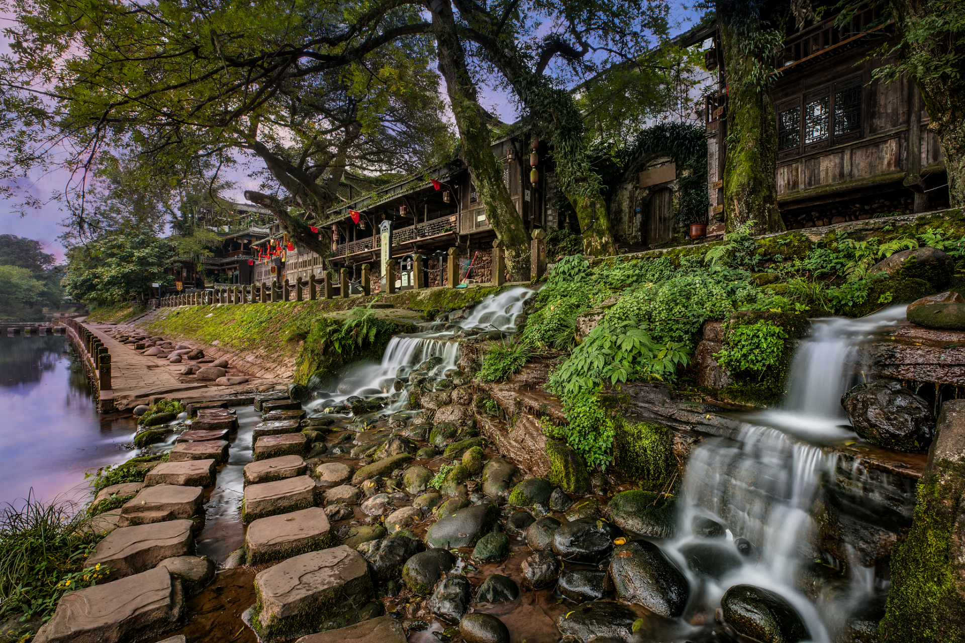 成都秋意浓,平乐古镇如画.白沫江两岸古木蓊郁,千年榕树如云.