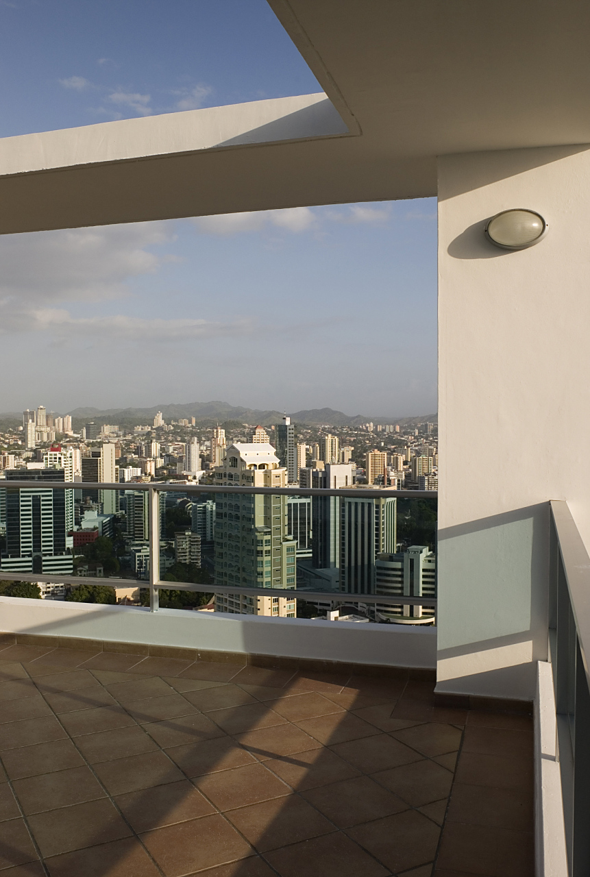 我观察了20多年的经验;买房住在顶楼的好处!  1.