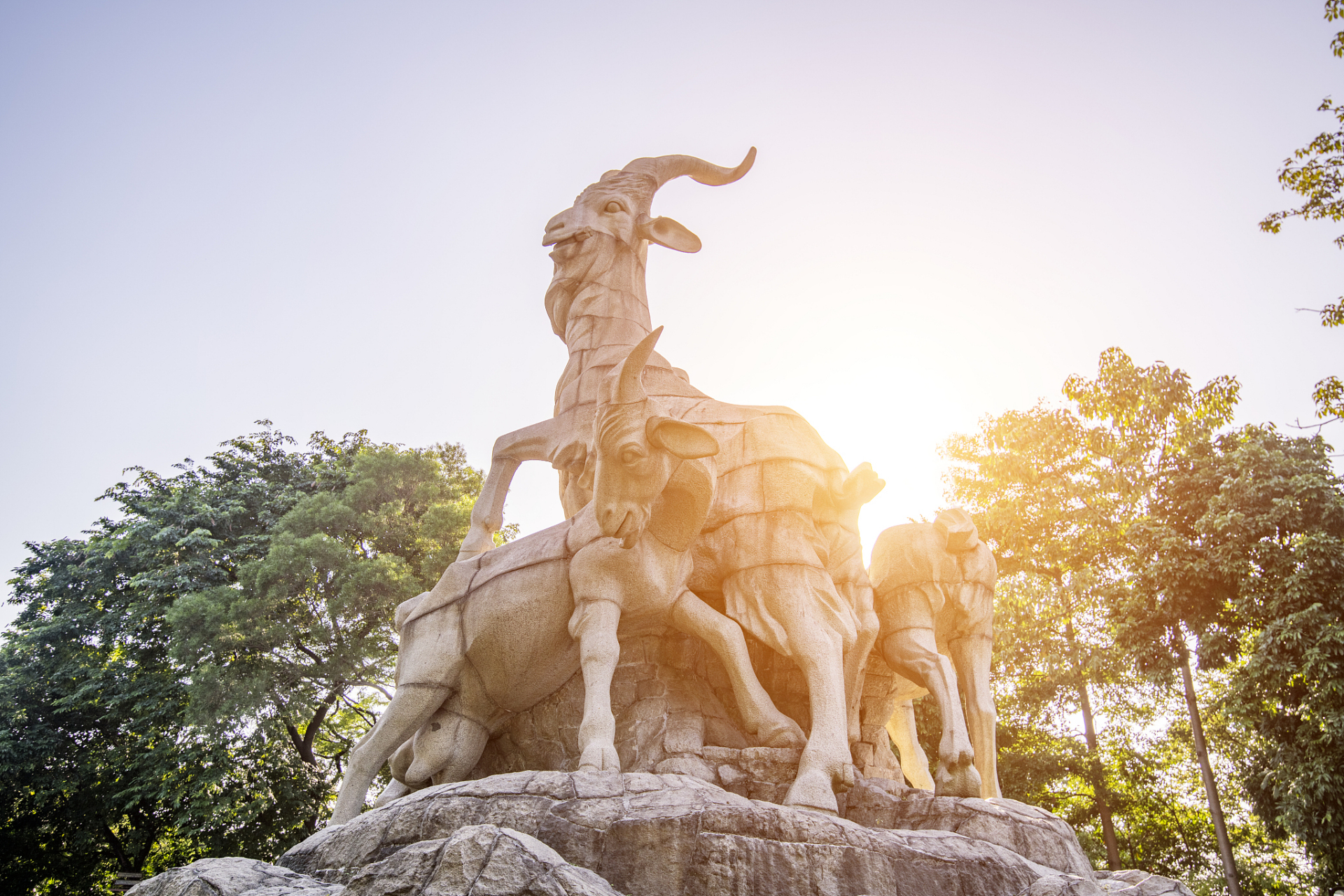 五羊城的来历源于一个传说,五位仙人骑着五只羊带来麦穗,祝福广州人民