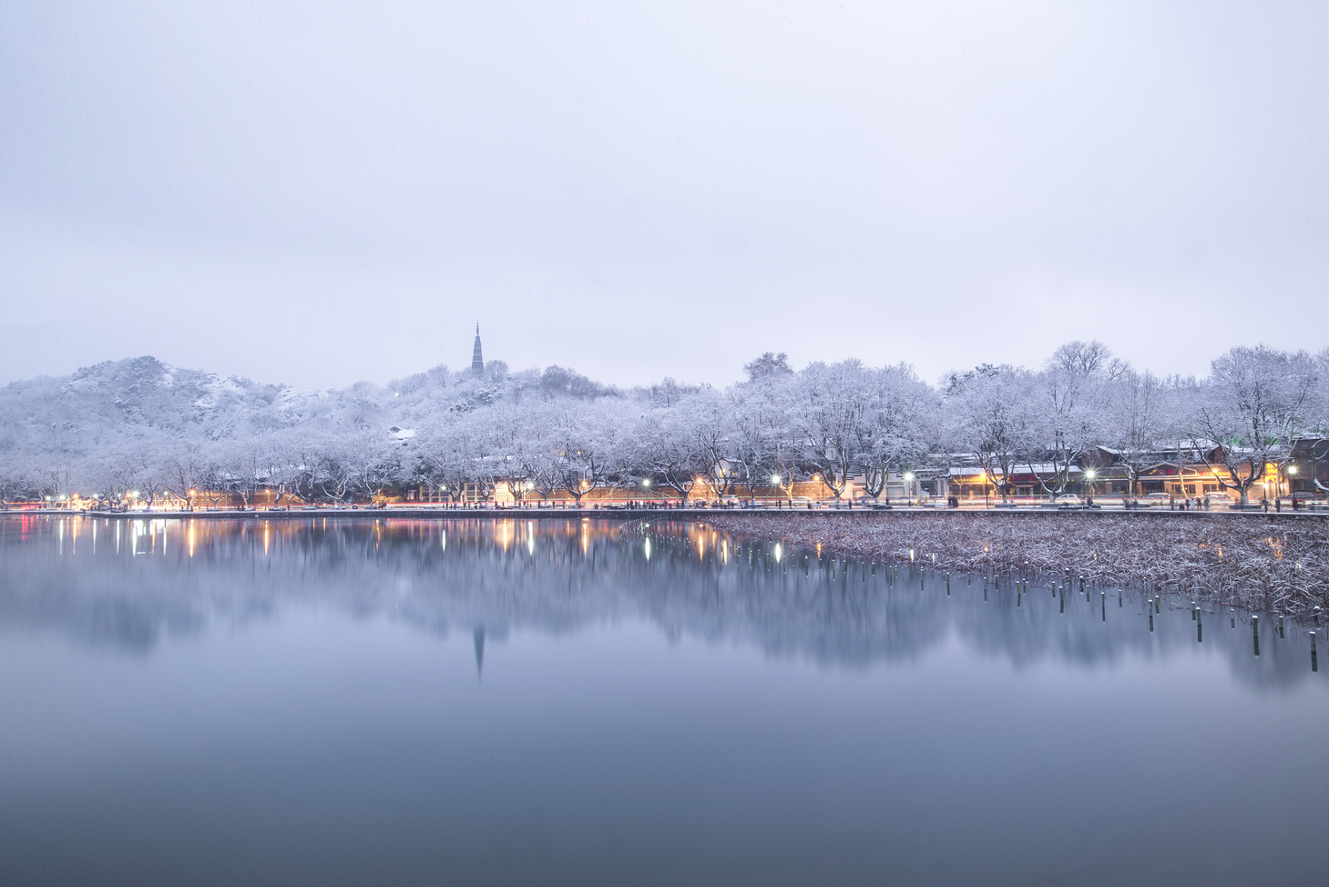 【断桥残雪景点介绍】 断桥残雪是西湖上著名的景点之一,位于杭州市