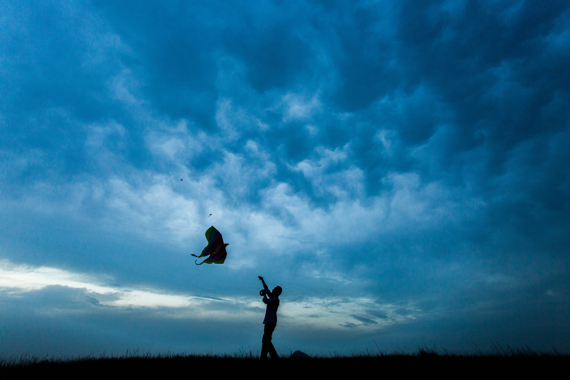《追风筝的人》是一部讲述了一个阿富汗男孩在童年时背叛了自己最好的