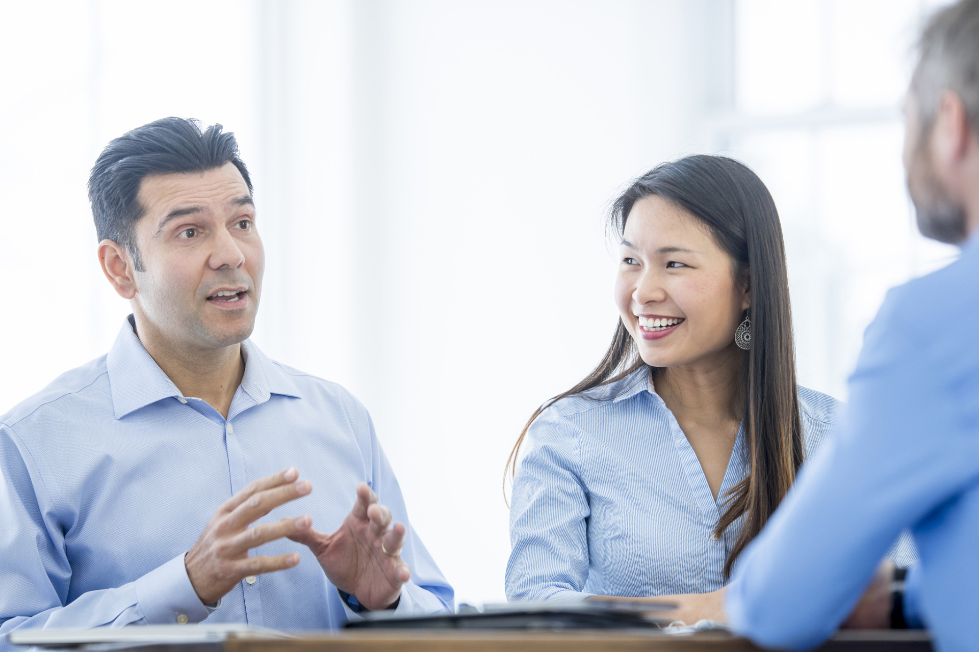 与人交流时正视对方眼睛可传达自信,真诚和尊重,有助于建立良好关系.