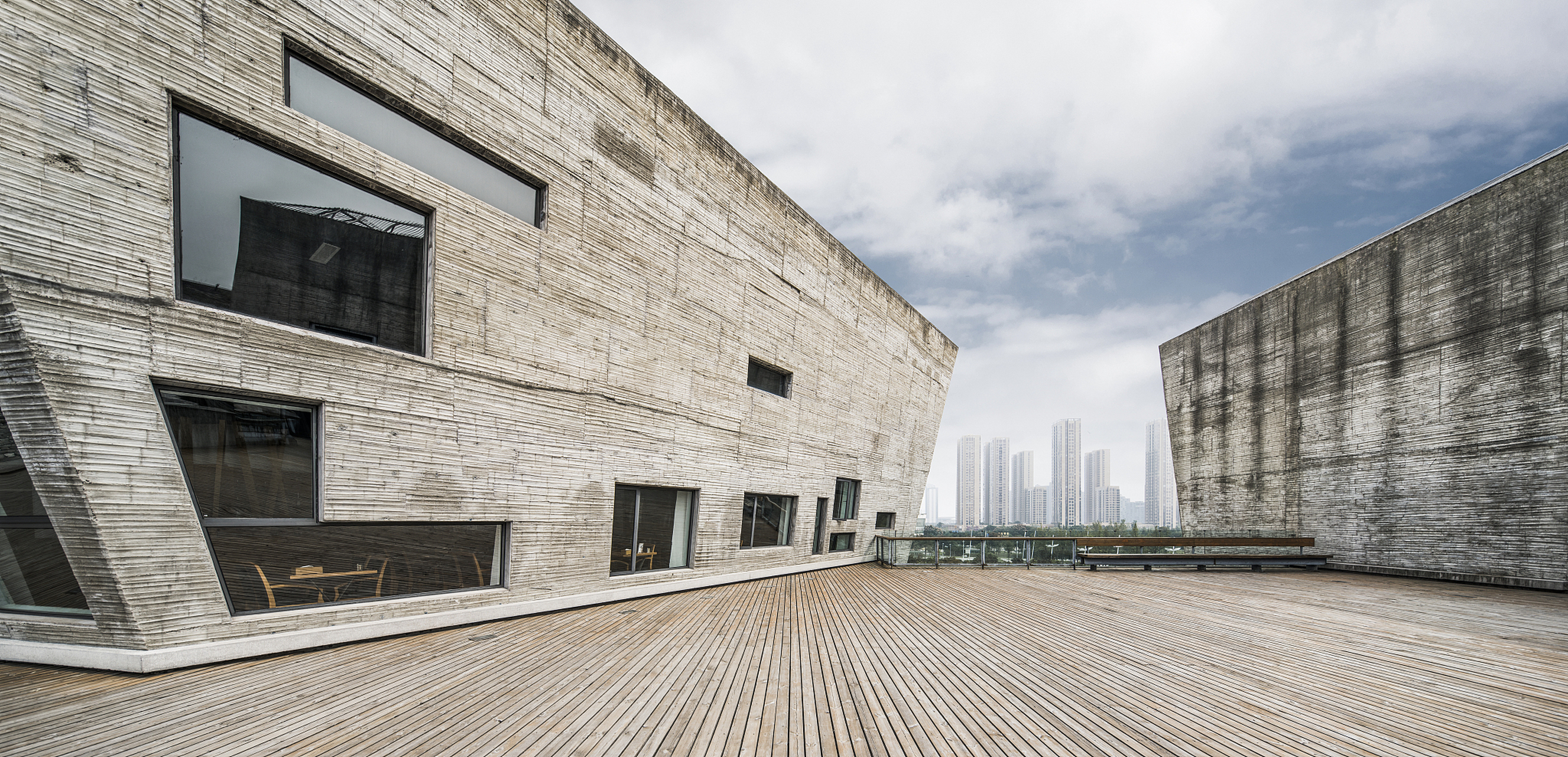 月湖美术馆位于月湖秋岸,收藏了数百件世界各国著名艺术家的作品,是