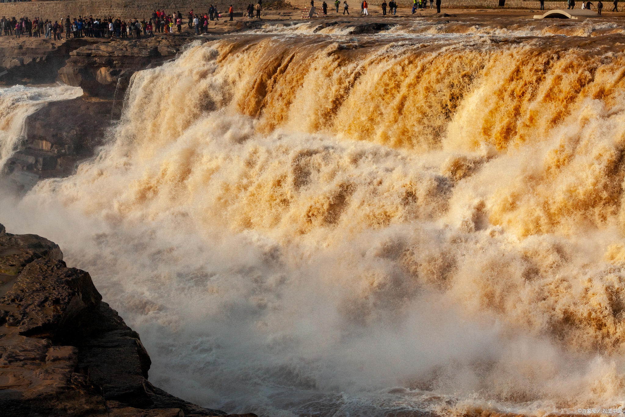 黄河壶口瀑布:黄土高原上的壮丽奇观
