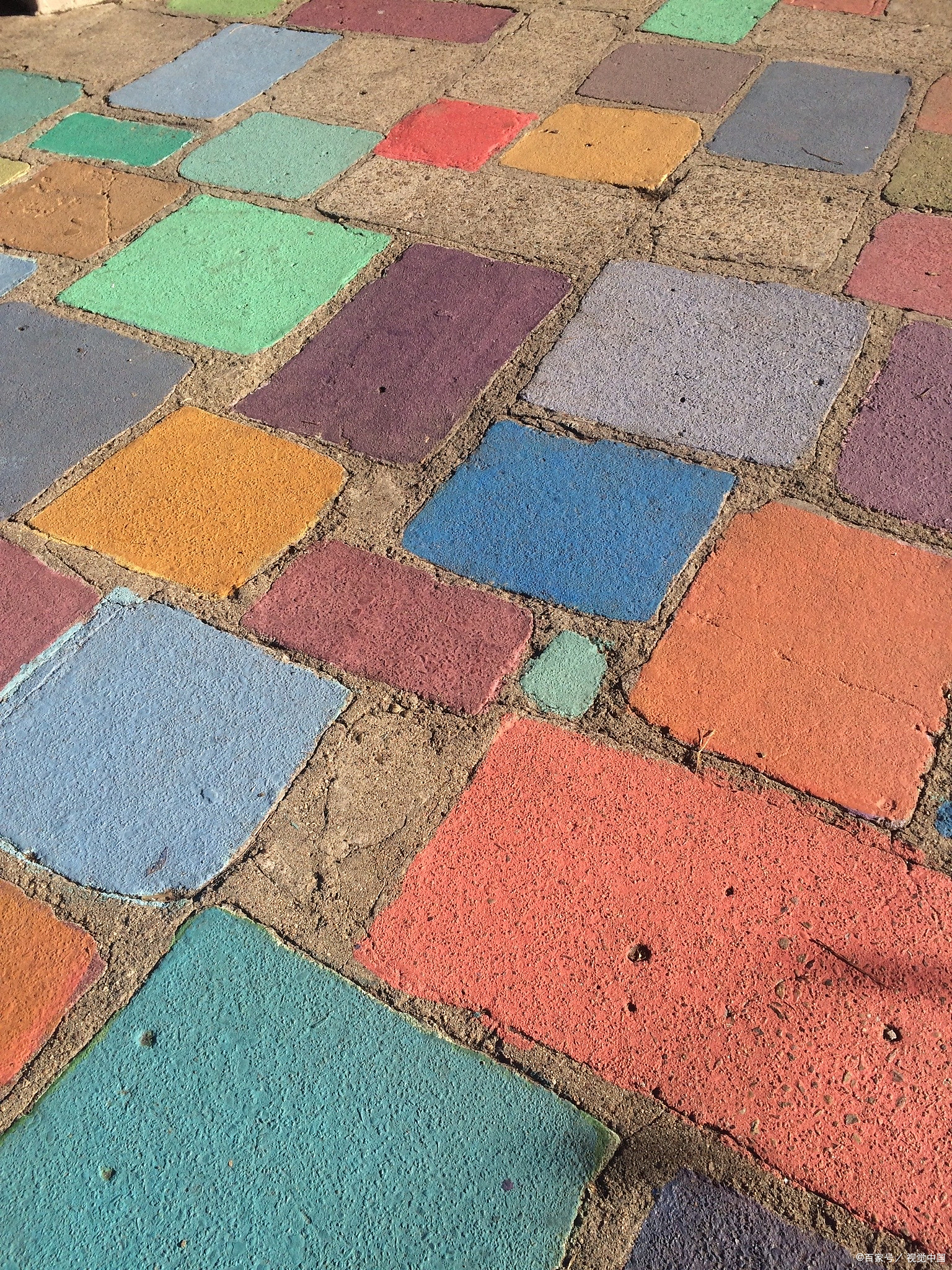如何选择合适的彩色路面砖?不同材质和工艺有何区别?