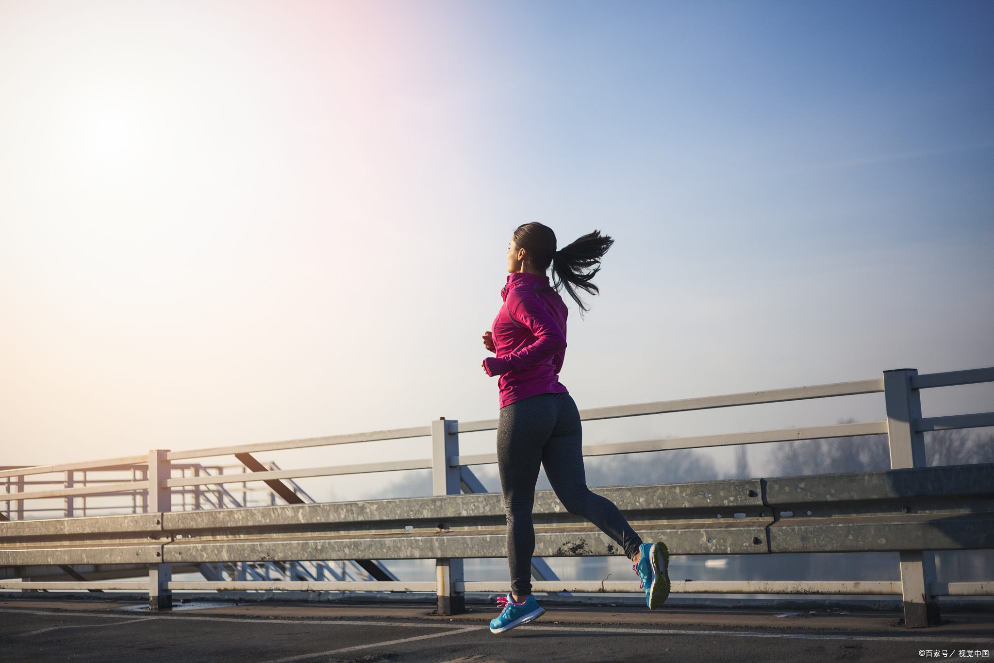 2.跑步前进行10-15分钟的热身运动,如动态拉伸,可以预防运动伤害