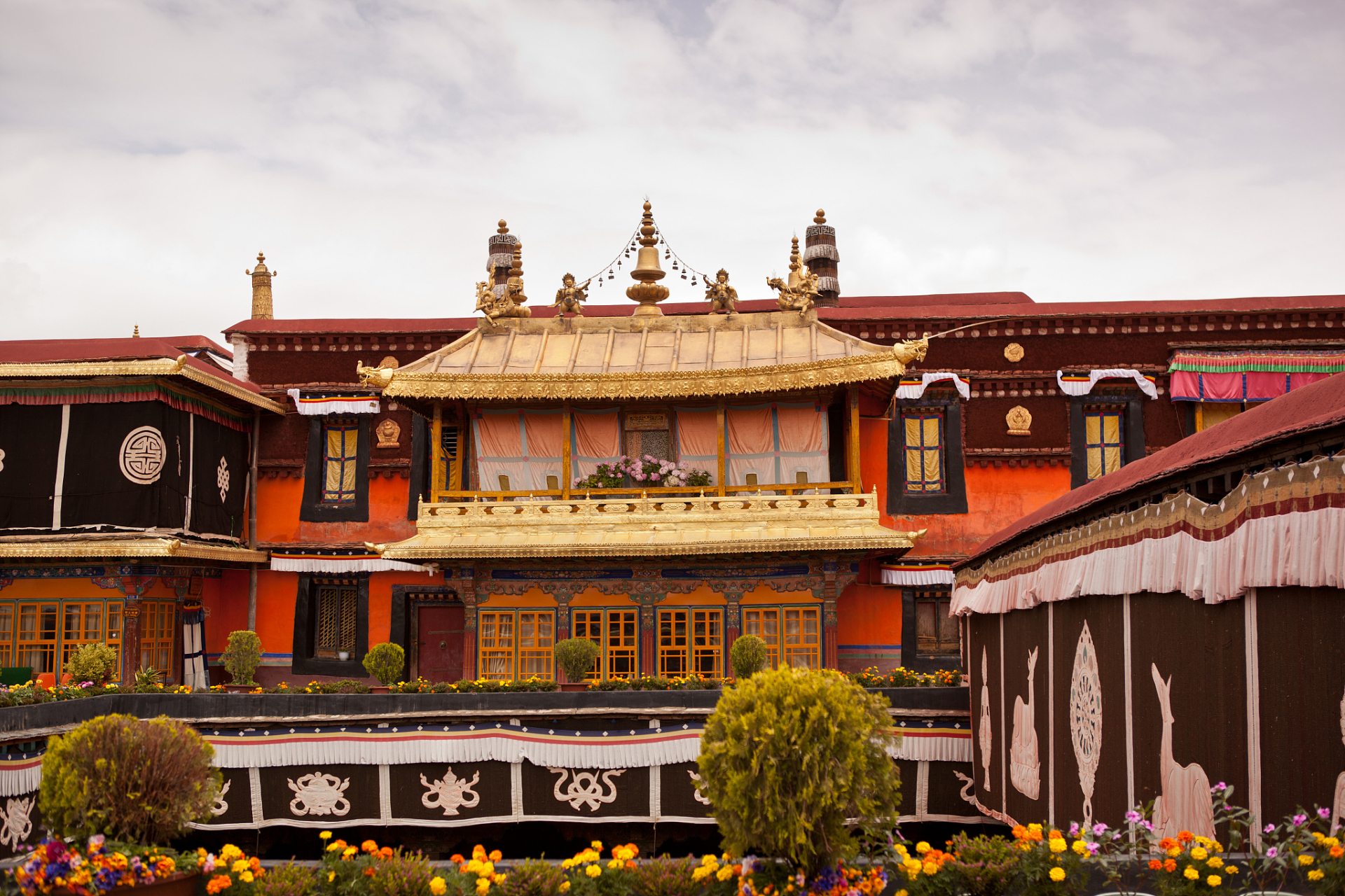 藏传佛教格鲁派最重要的寺庙之一,有着1300多年的历史,融合了多种建筑